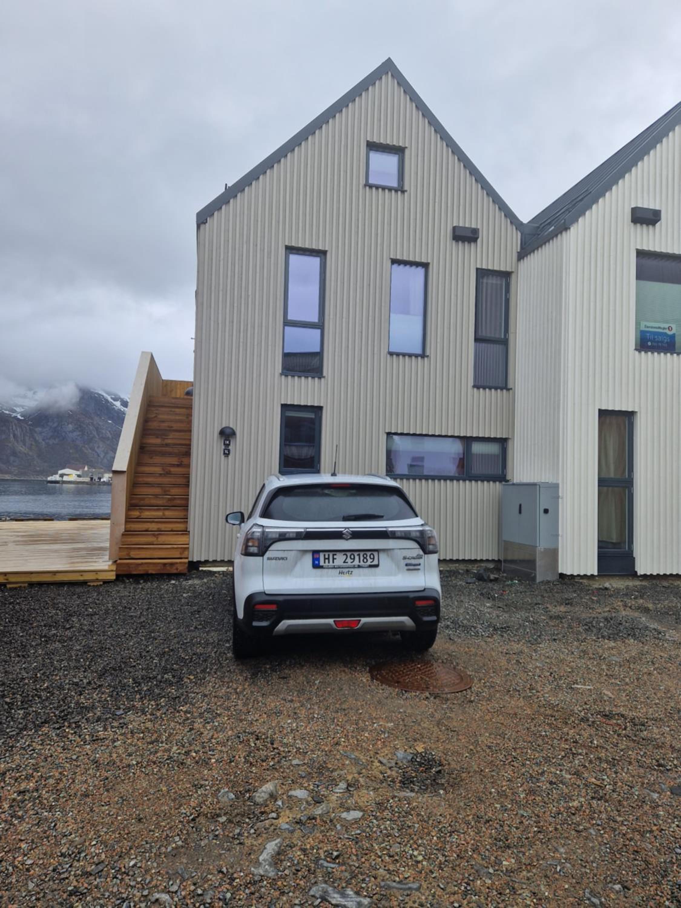 Seafront apartment Henningsvær