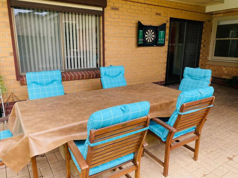 TJ’s Retro Retreat between Glenelg and CBD