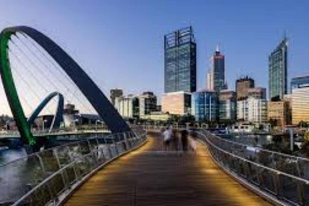 In the city Perth 1B1B Pool and nice view