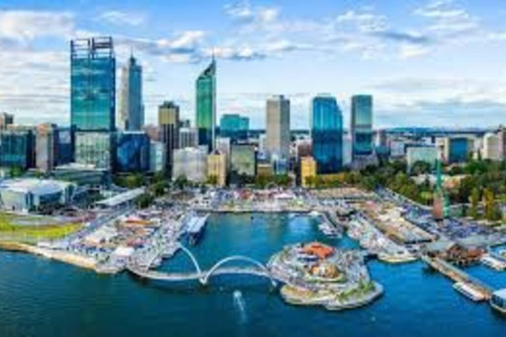 In the city Perth 1B1B Pool and nice view
