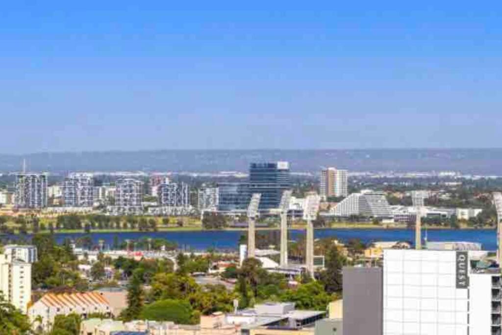 In the city Perth 1B1B Pool and nice view