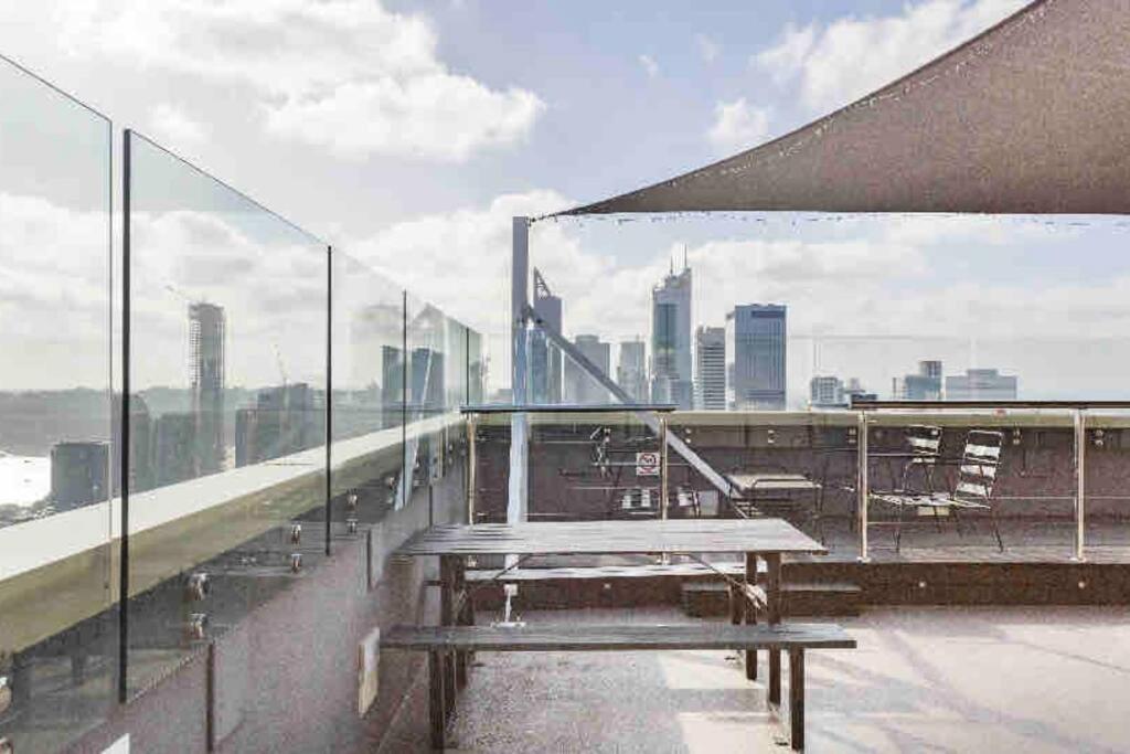 In the city Perth 1B1B Pool and nice view