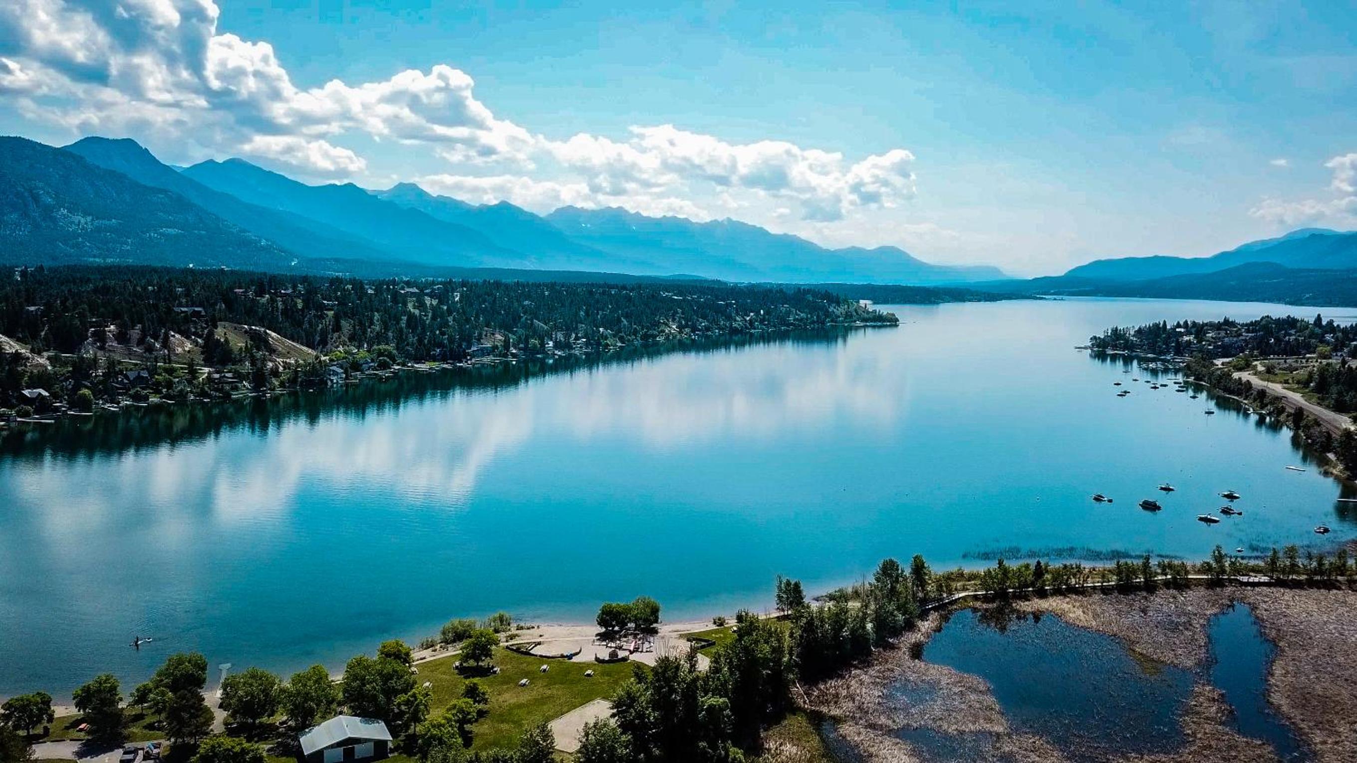 Mountain getaway condo - 5 min walk to the beach!