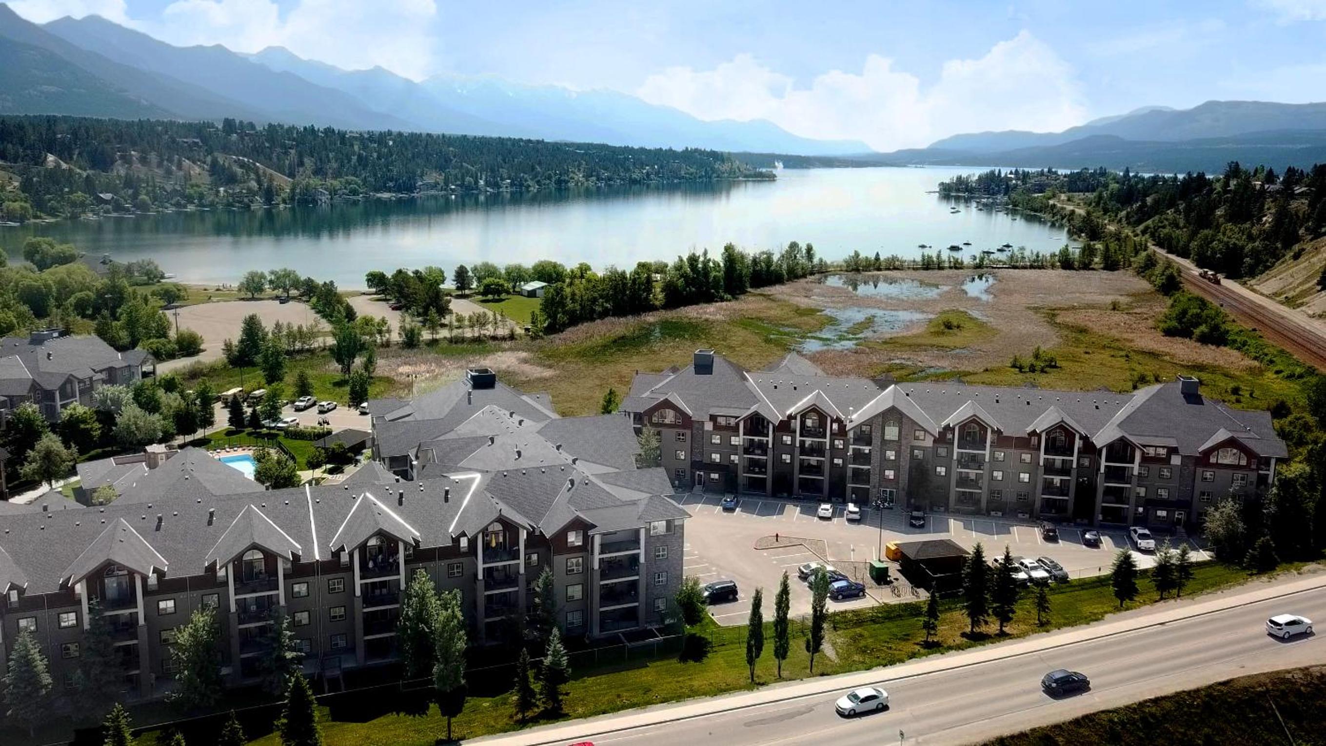 Mountain getaway condo - 5 min walk to the beach!