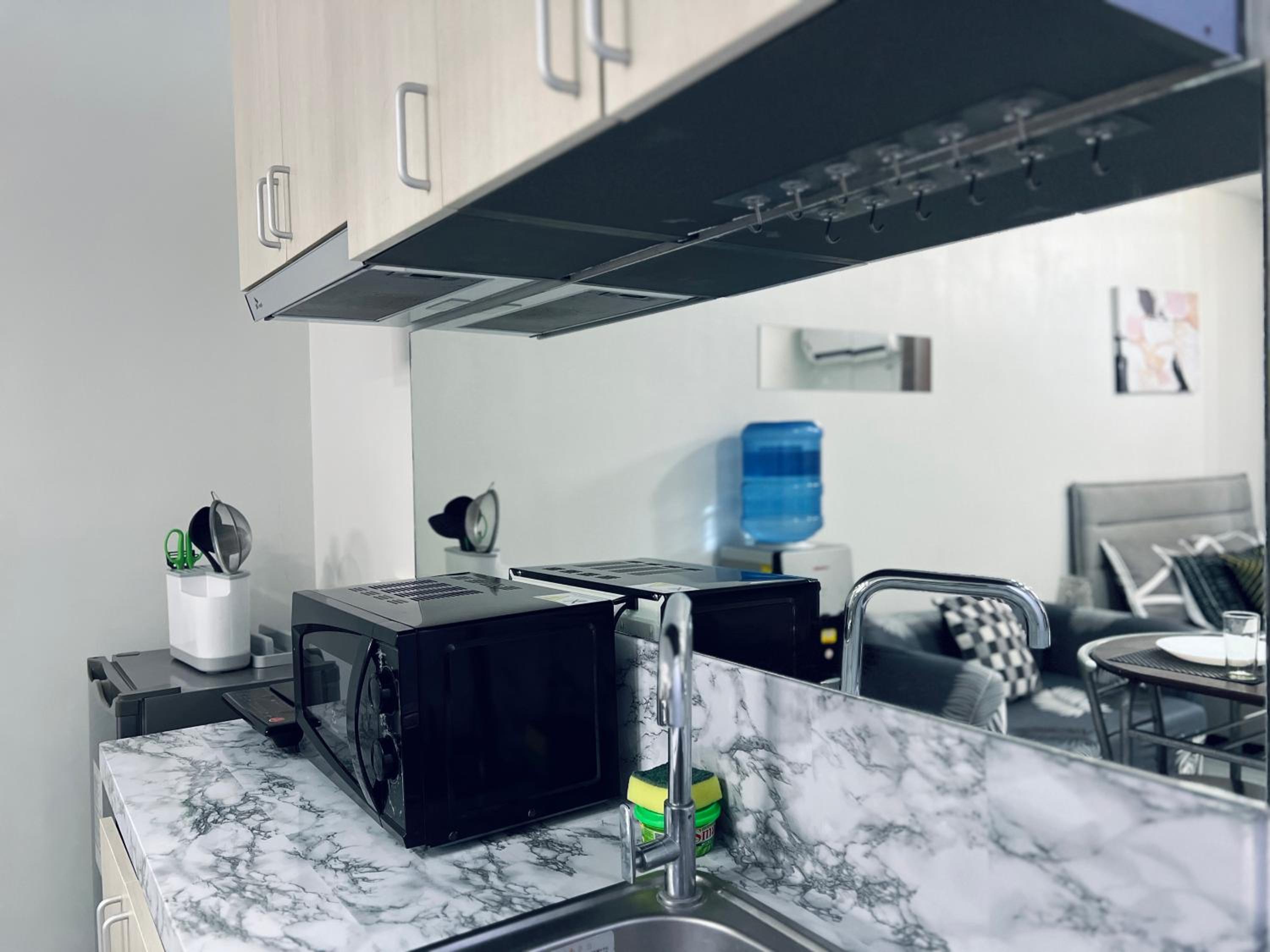 COZY STUDIO UNIT NEAR MACTAN AIRPORT FURNISH with WIFI, NETFLIX, POOL view 3