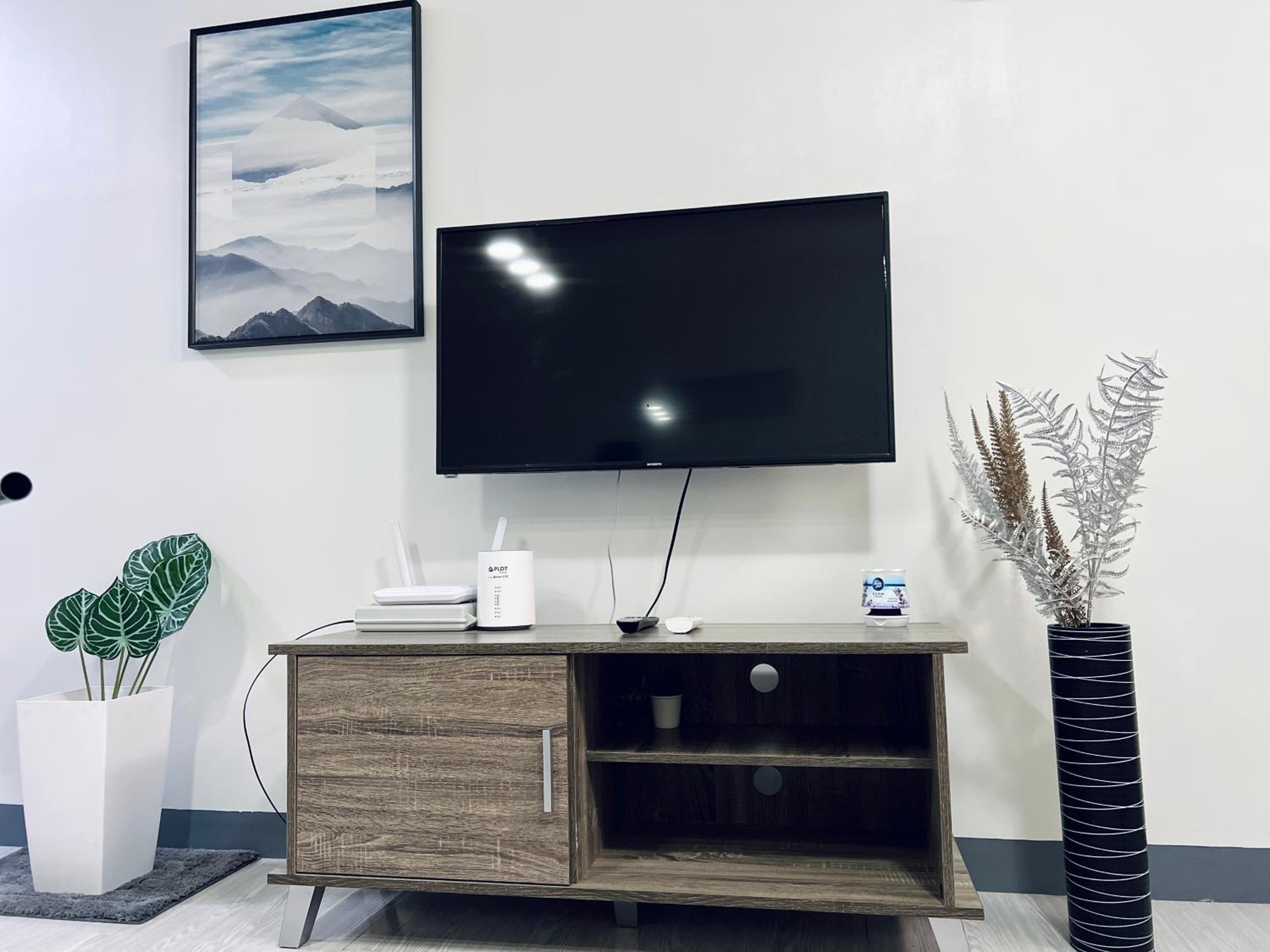 COZY STUDIO UNIT NEAR MACTAN AIRPORT FURNISH with WIFI, NETFLIX, POOL view 2