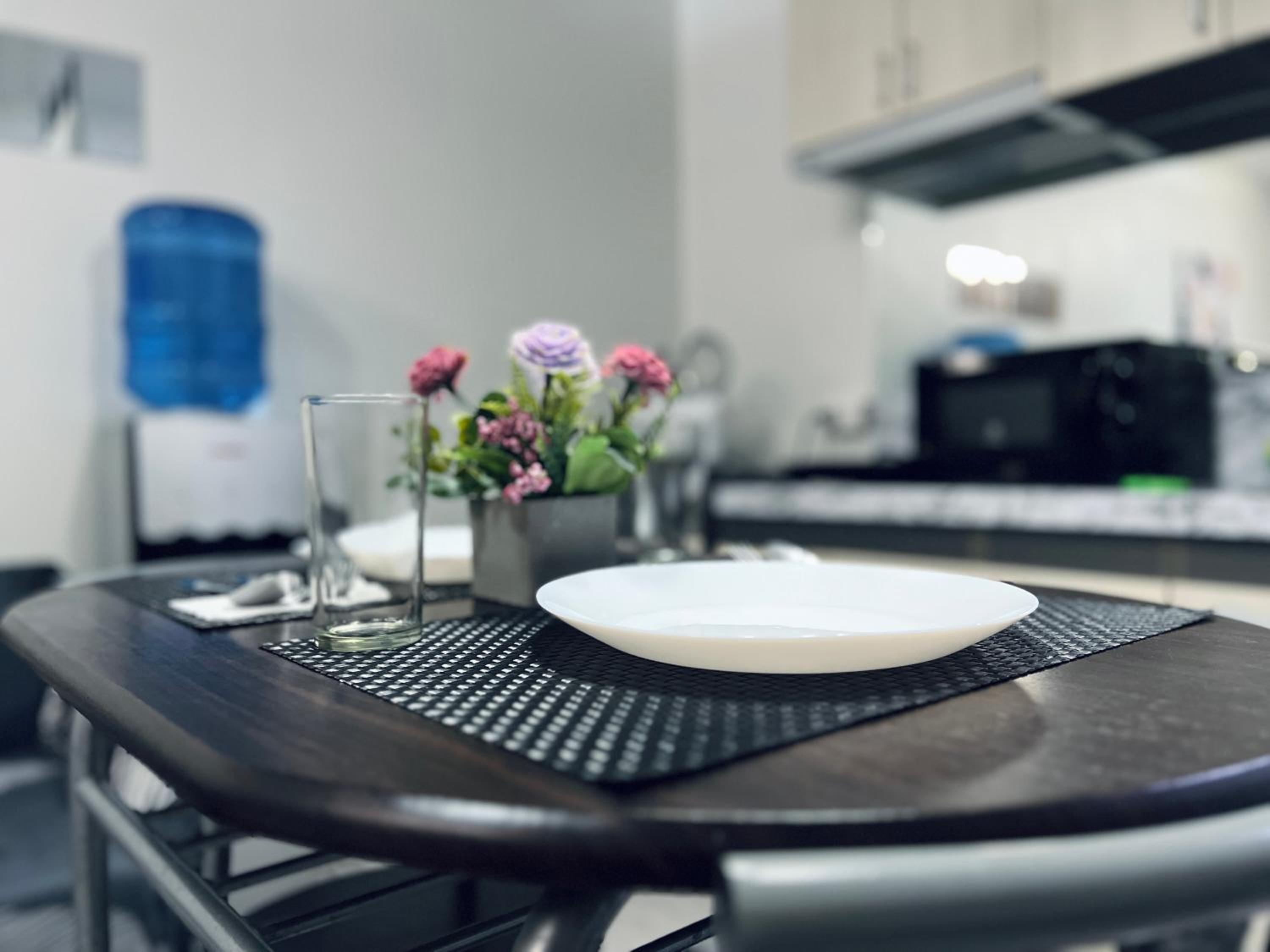 COZY STUDIO UNIT NEAR MACTAN AIRPORT FURNISH with WIFI, NETFLIX, POOL view 4