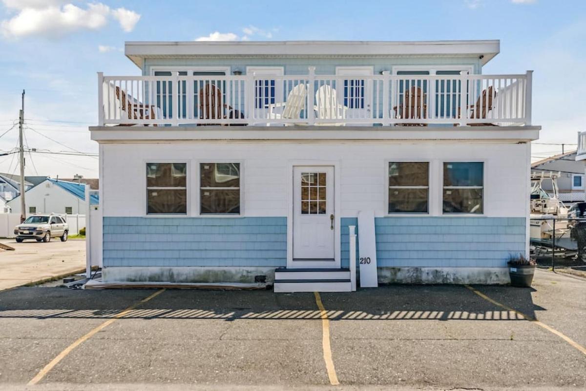 33rd Unit 1 Beachbound Parking 2 Blocks to the Beach view 4