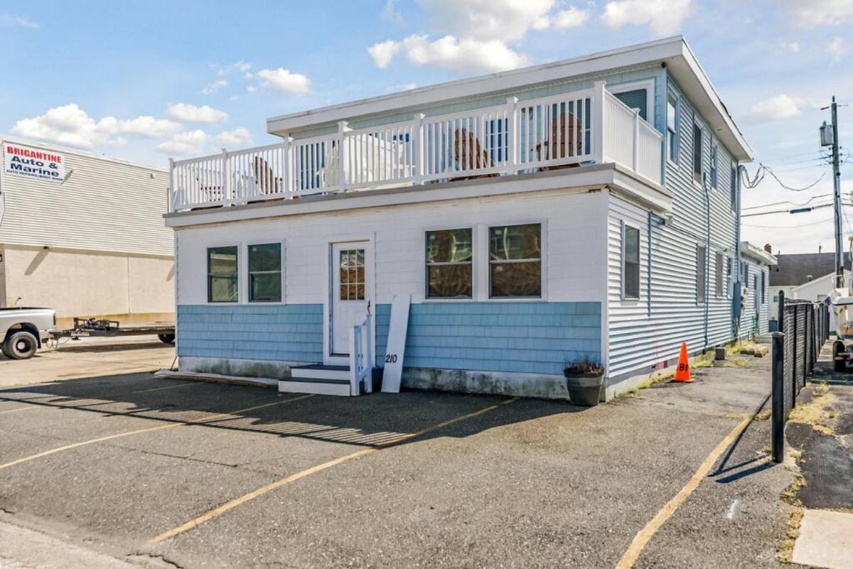 33rd Unit 1 Beachbound Parking 2 Blocks to the Beach view 3