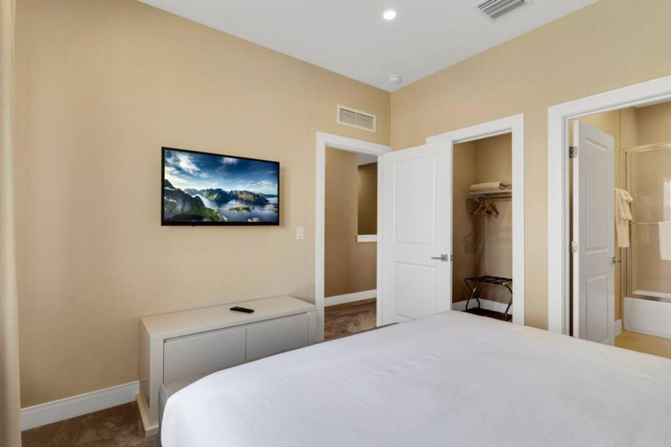 Luxury Townhouse located NEXT to DISNEY ORLANDO