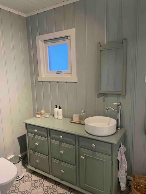 Fantastisk sjøhytte, 10 sengeplasser, strand og egen brygge