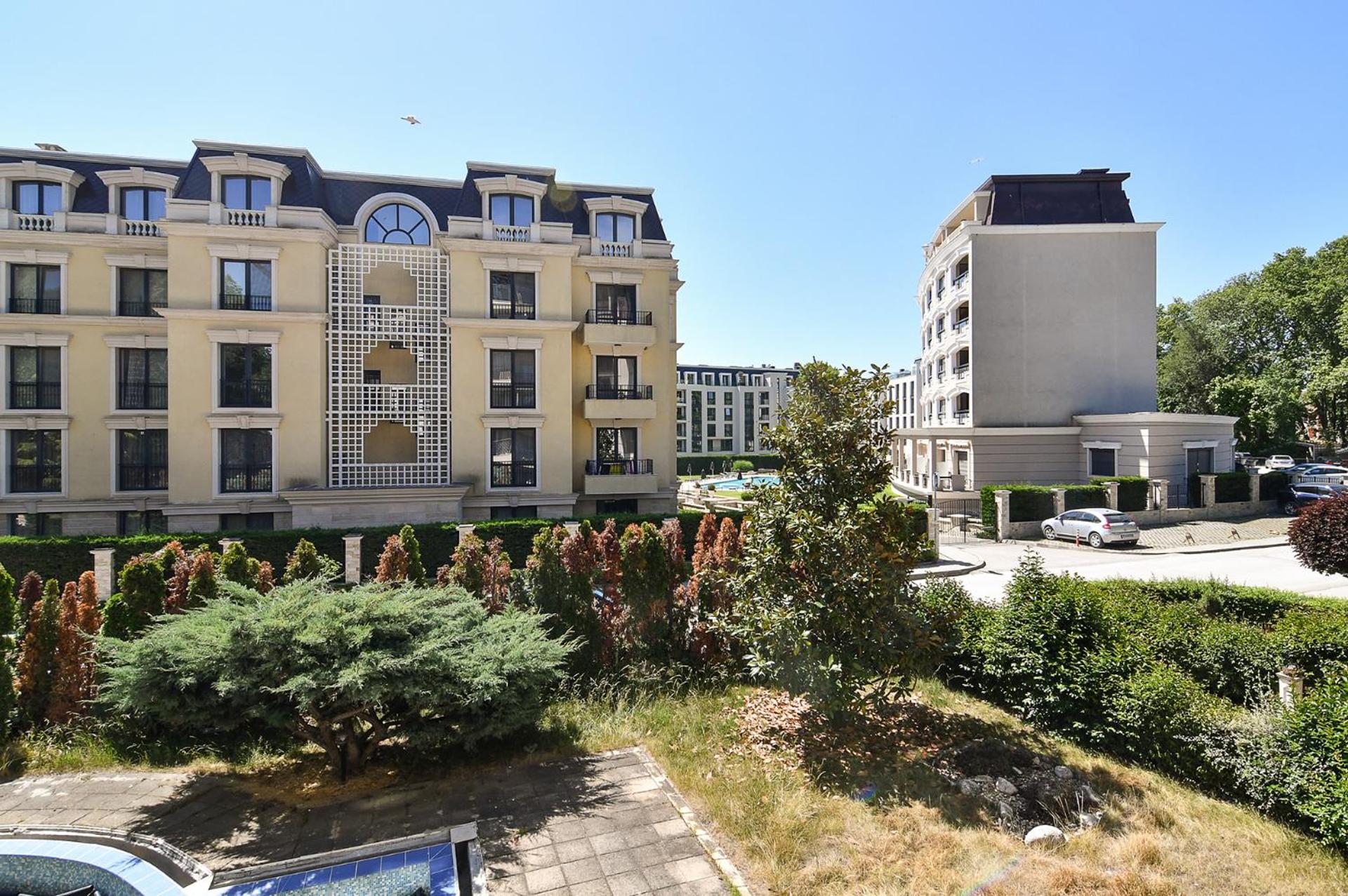 Studio on Maxi complex with parking