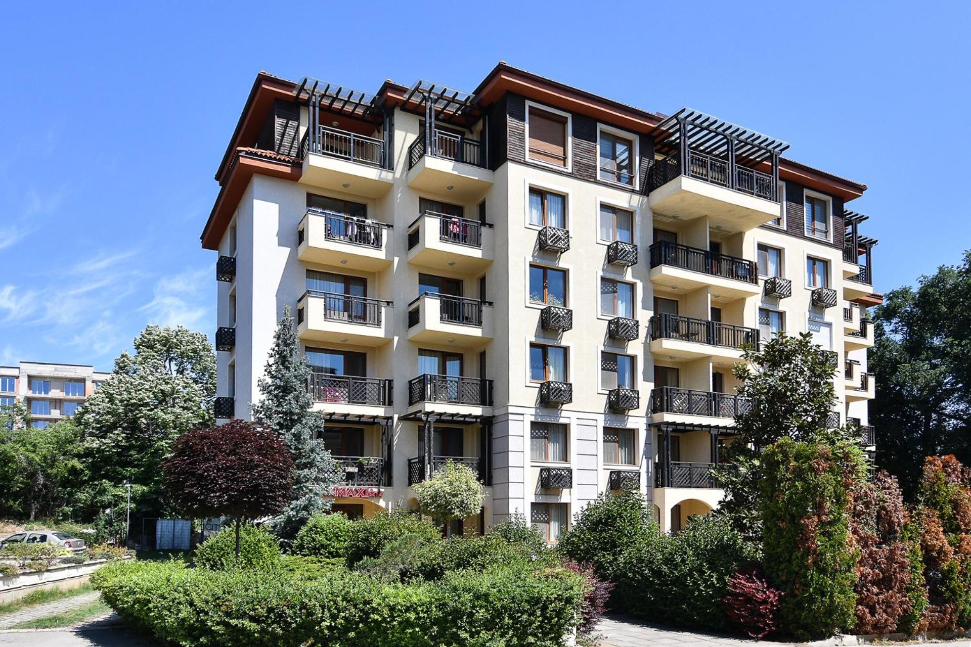 Studio on Maxi complex with parking