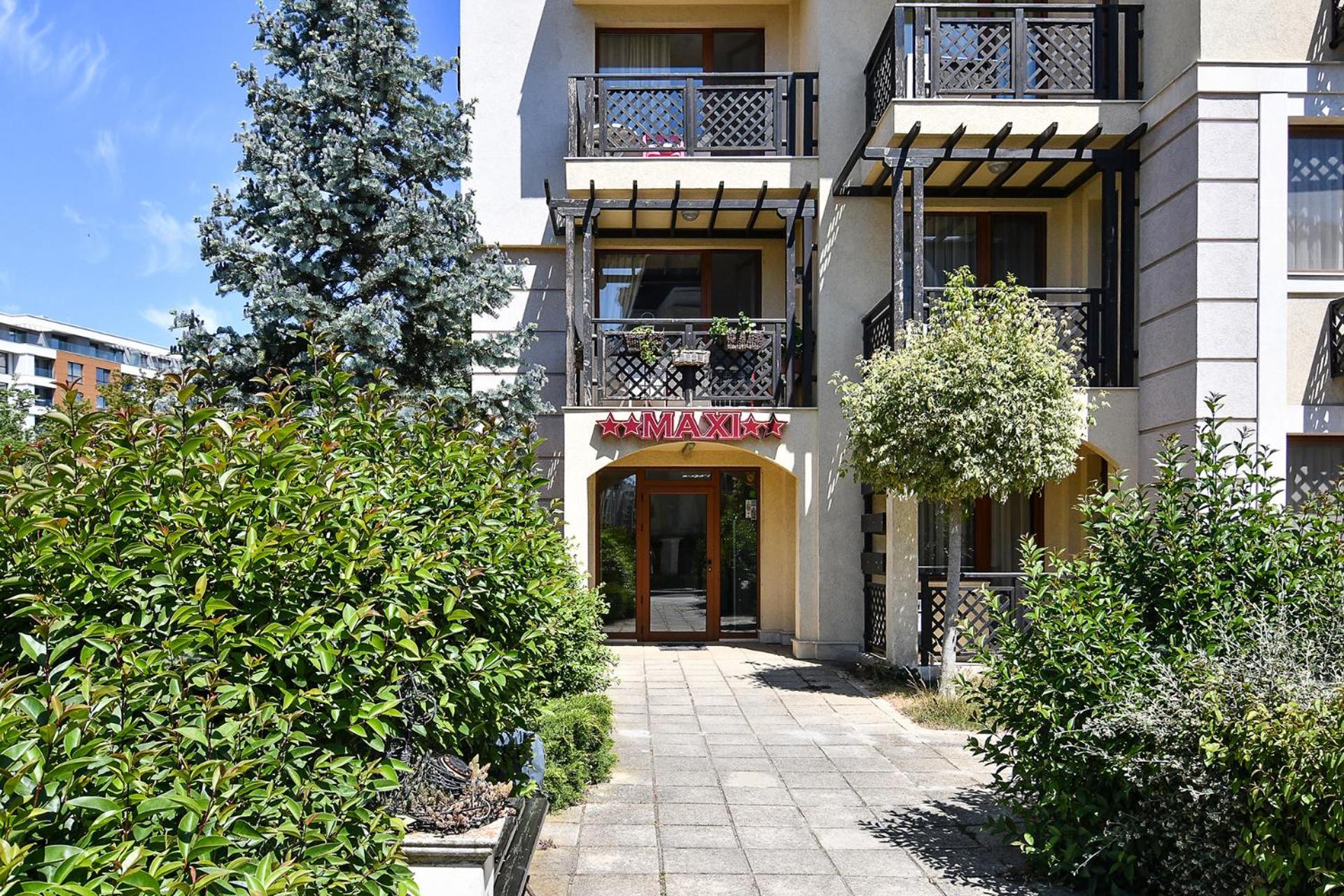 Studio on Maxi complex with parking