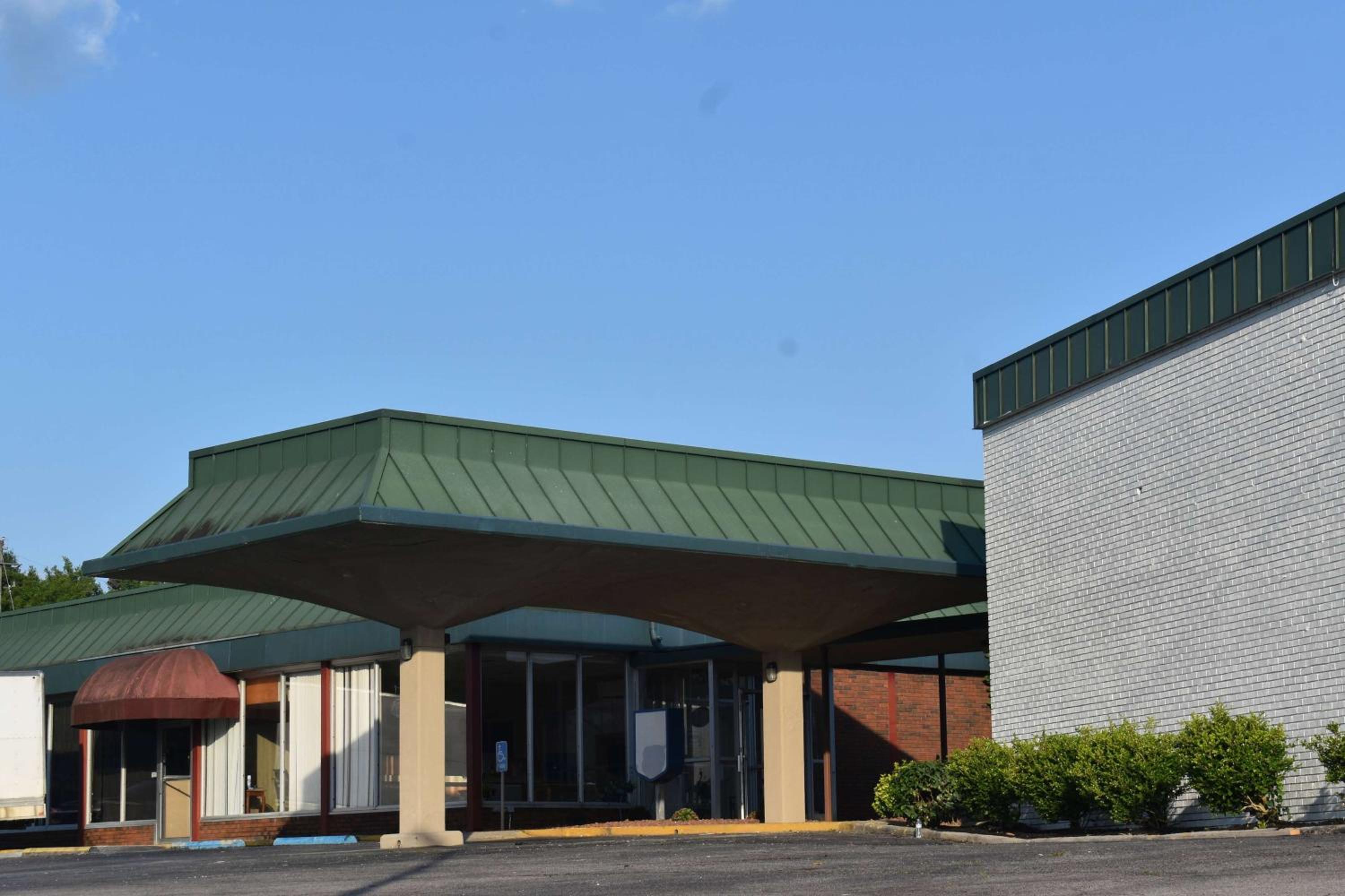 Oxford Vacations - Super 8 by Wyndham Riverside AL - Property Image 1