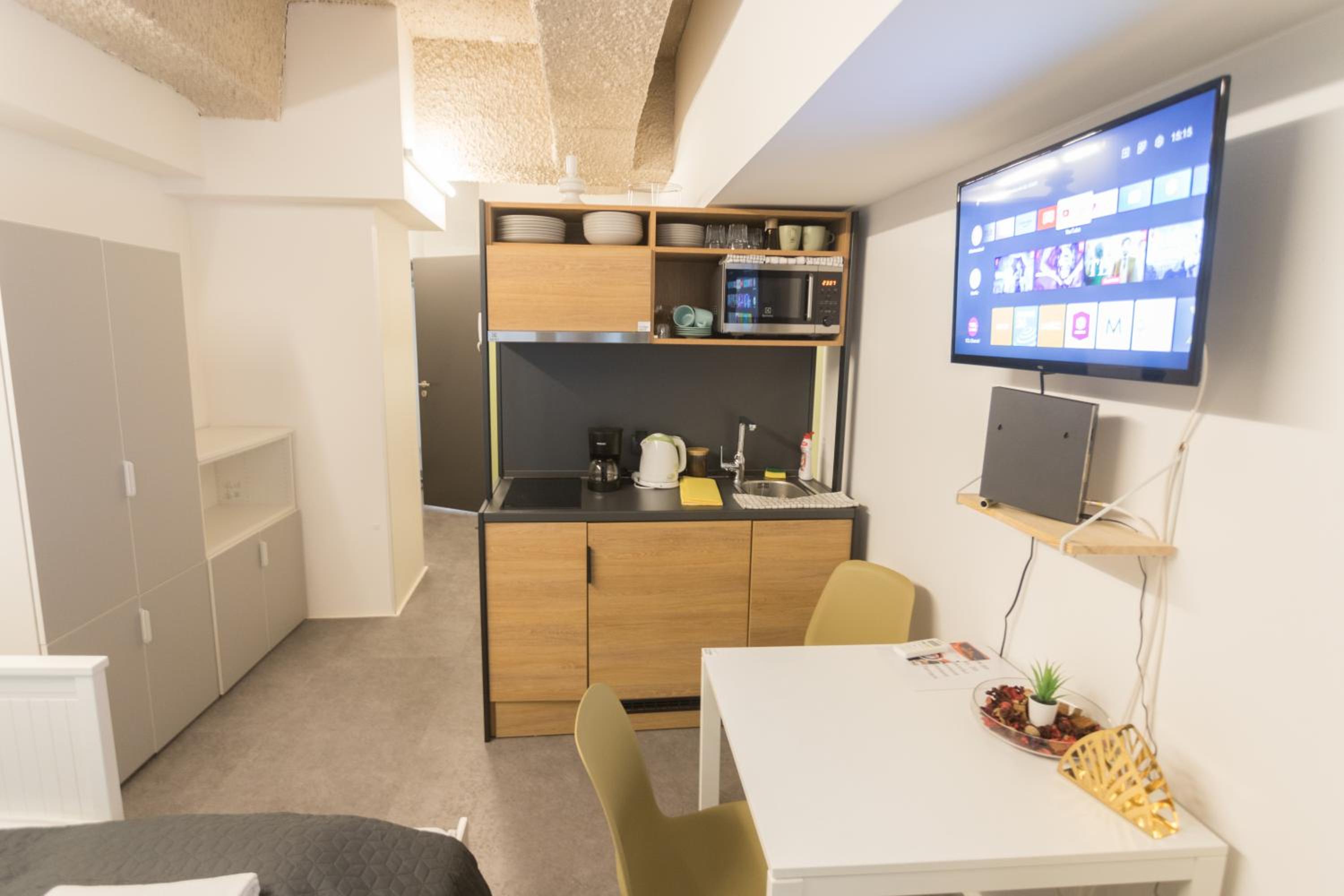Peaceful Basement Apartment with Terrace & free GYM