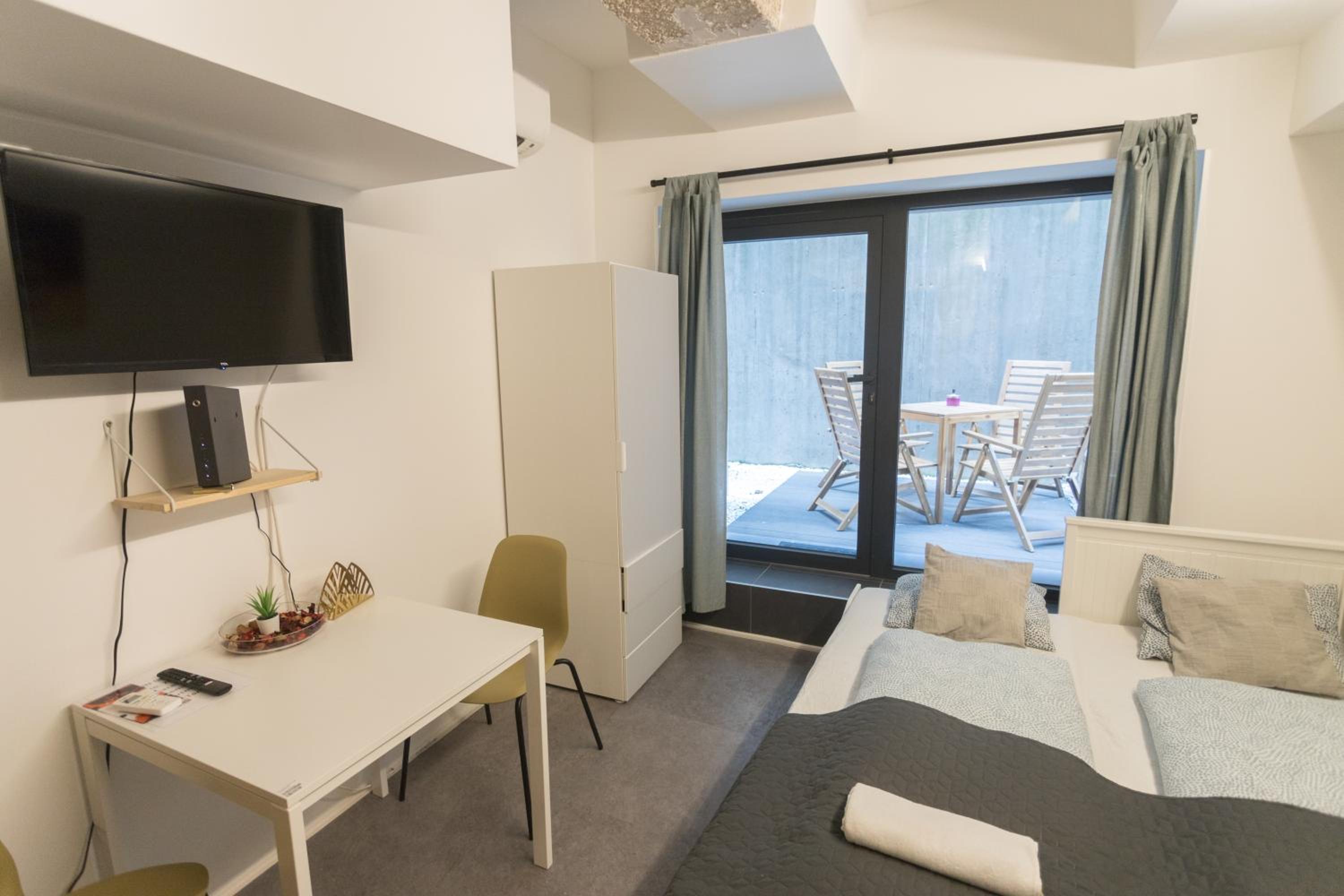 Peaceful Basement Apartment with Terrace & free GYM