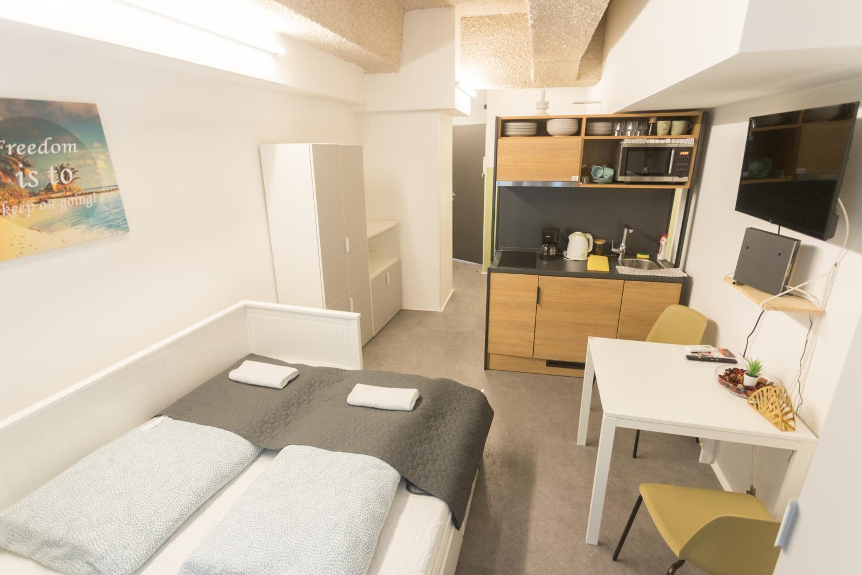 Peaceful Basement Apartment with Terrace & free GYM