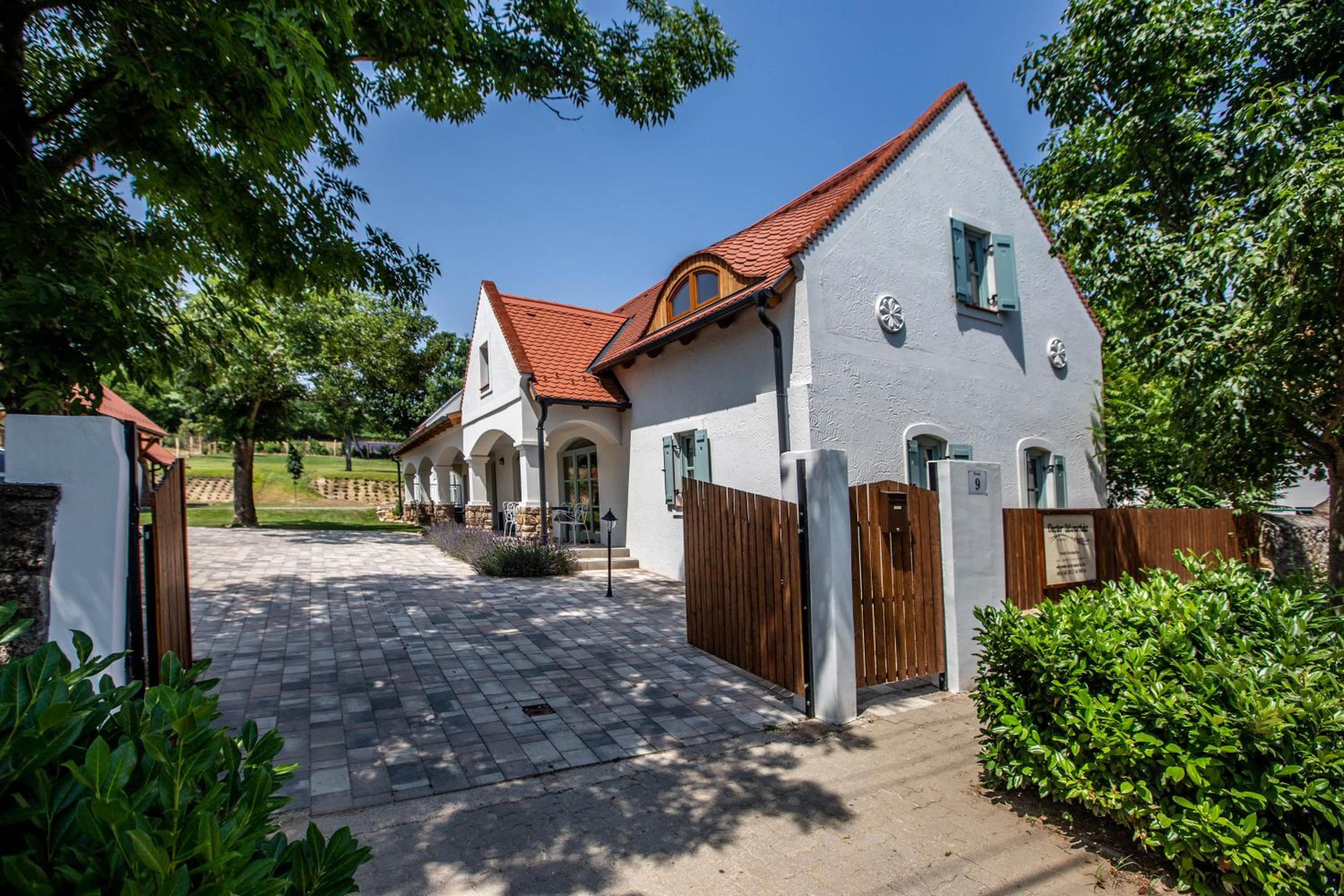 Oszter Udvarház