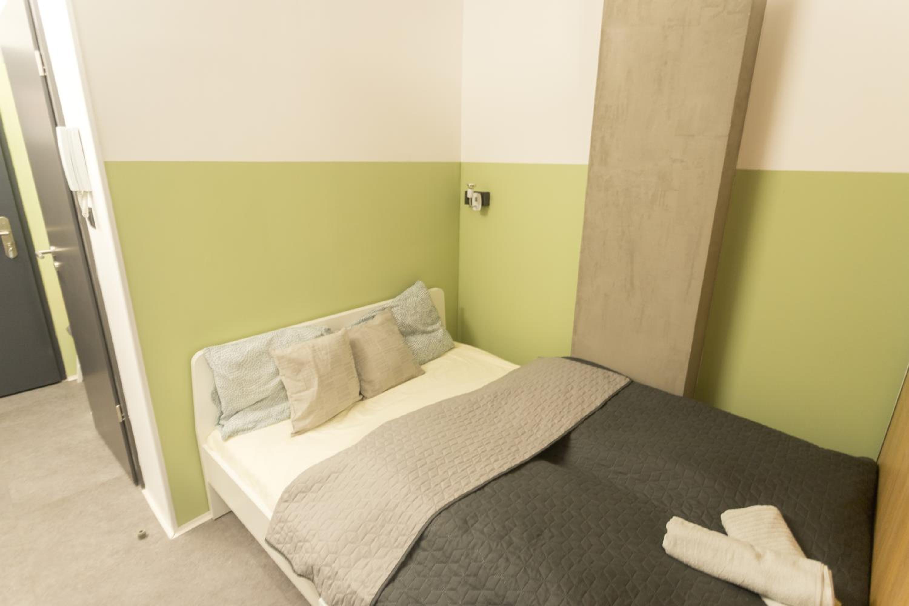 Peaceful Basement Apartment with Terrace & free GYM