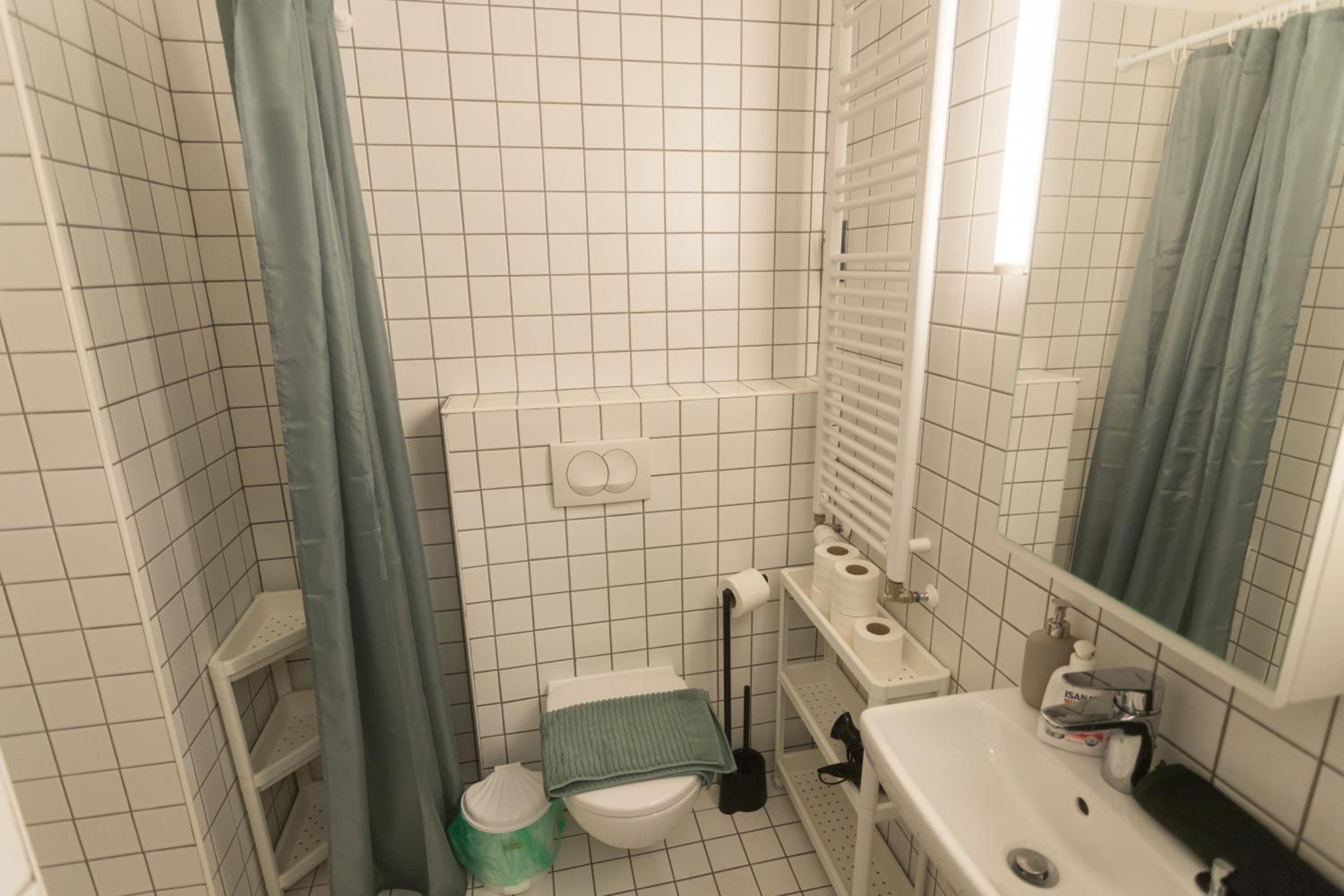 Peaceful Basement Apartment with Terrace & free GYM