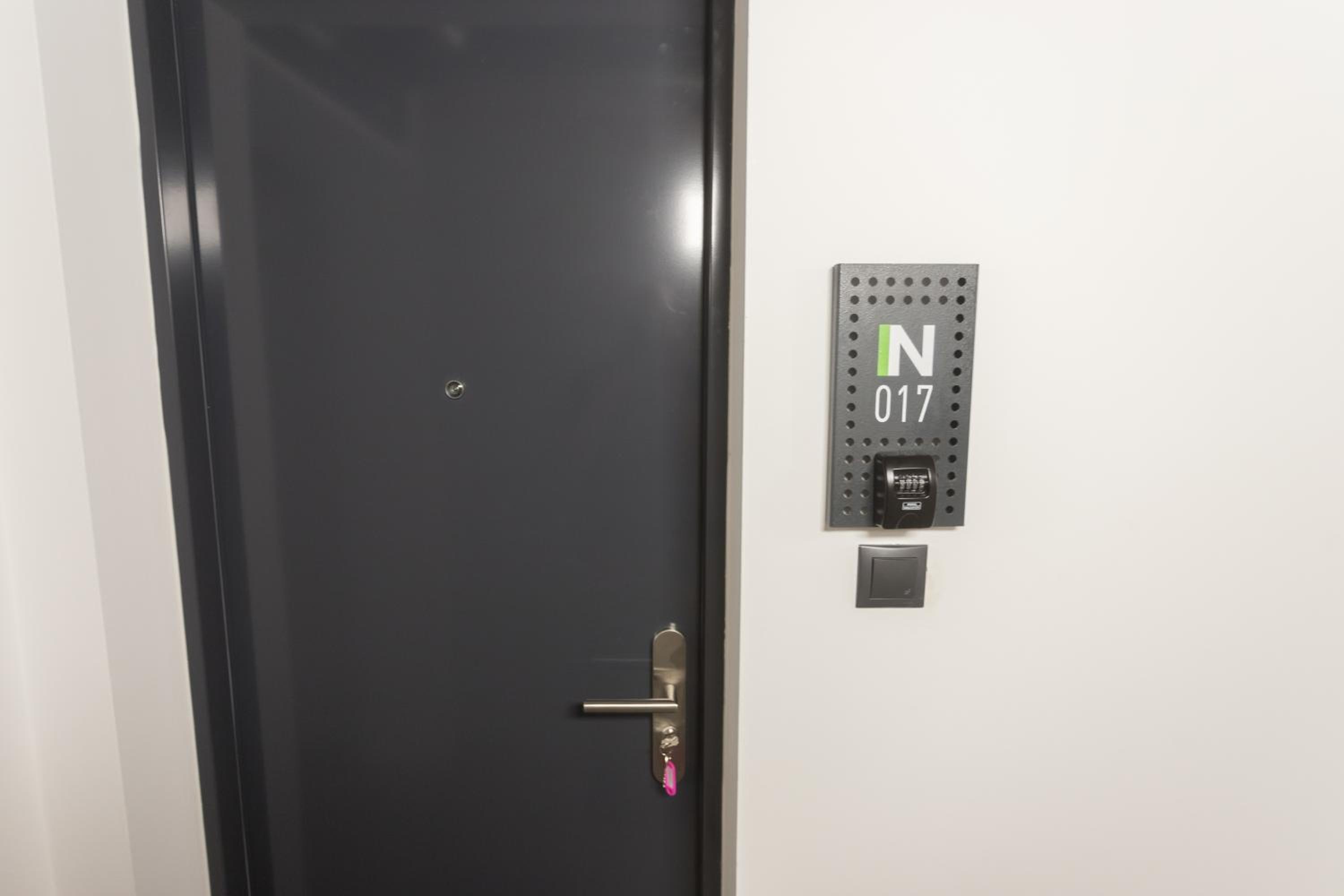 Peaceful Basement Apartment with Terrace & free GYM