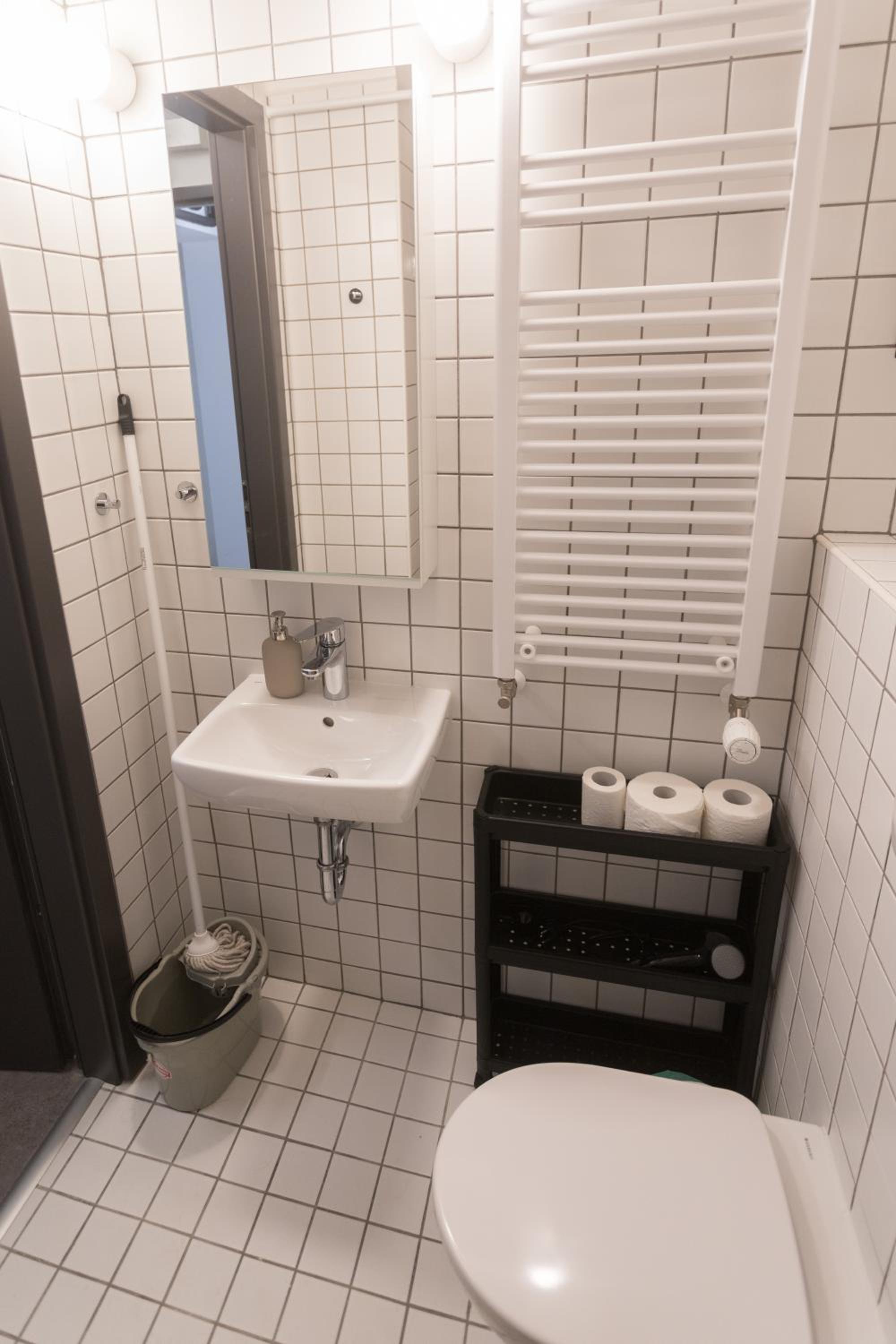 Peaceful Basement Apartment with Terrace & free GYM