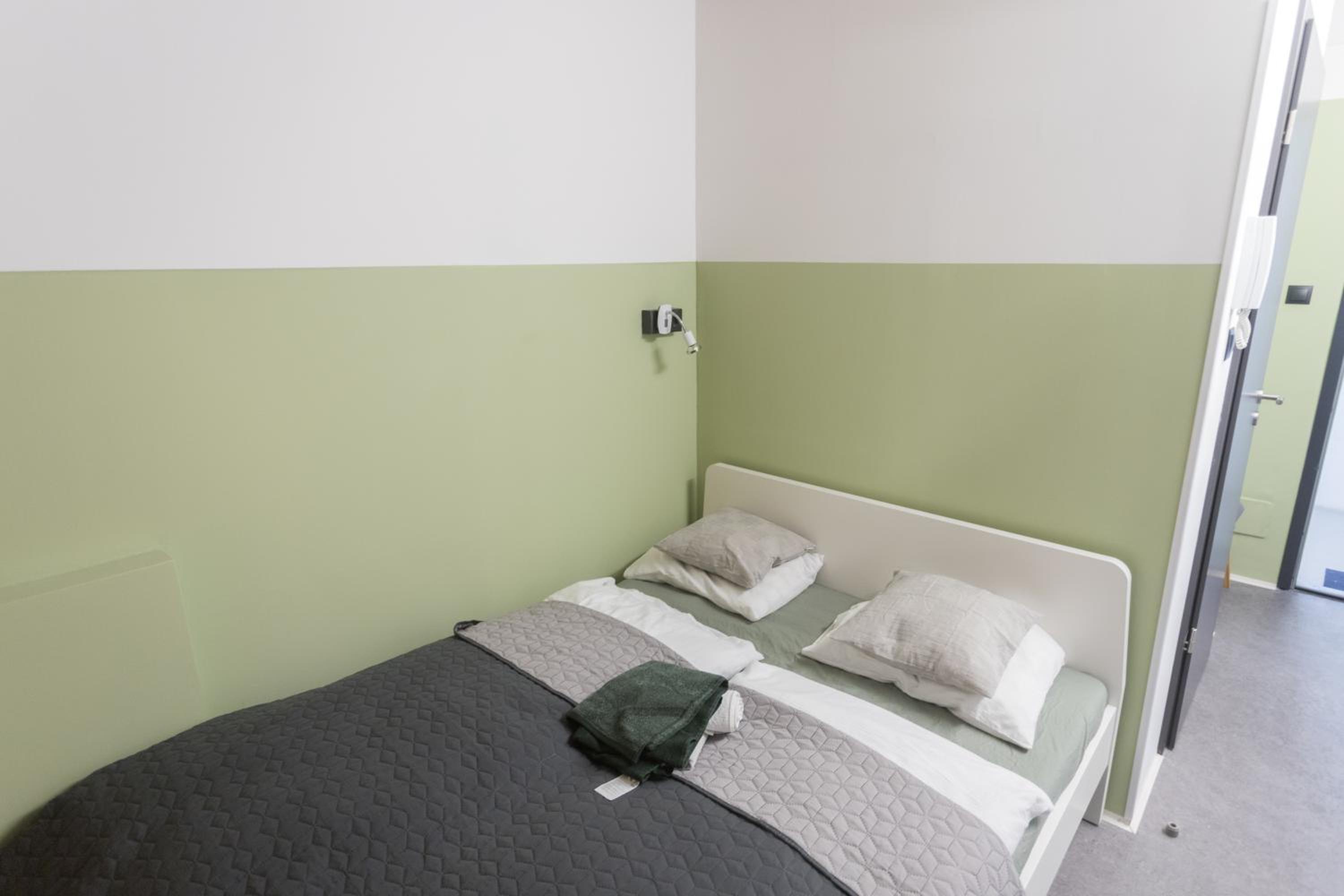 Peaceful Basement Apartment with Terrace & free GYM