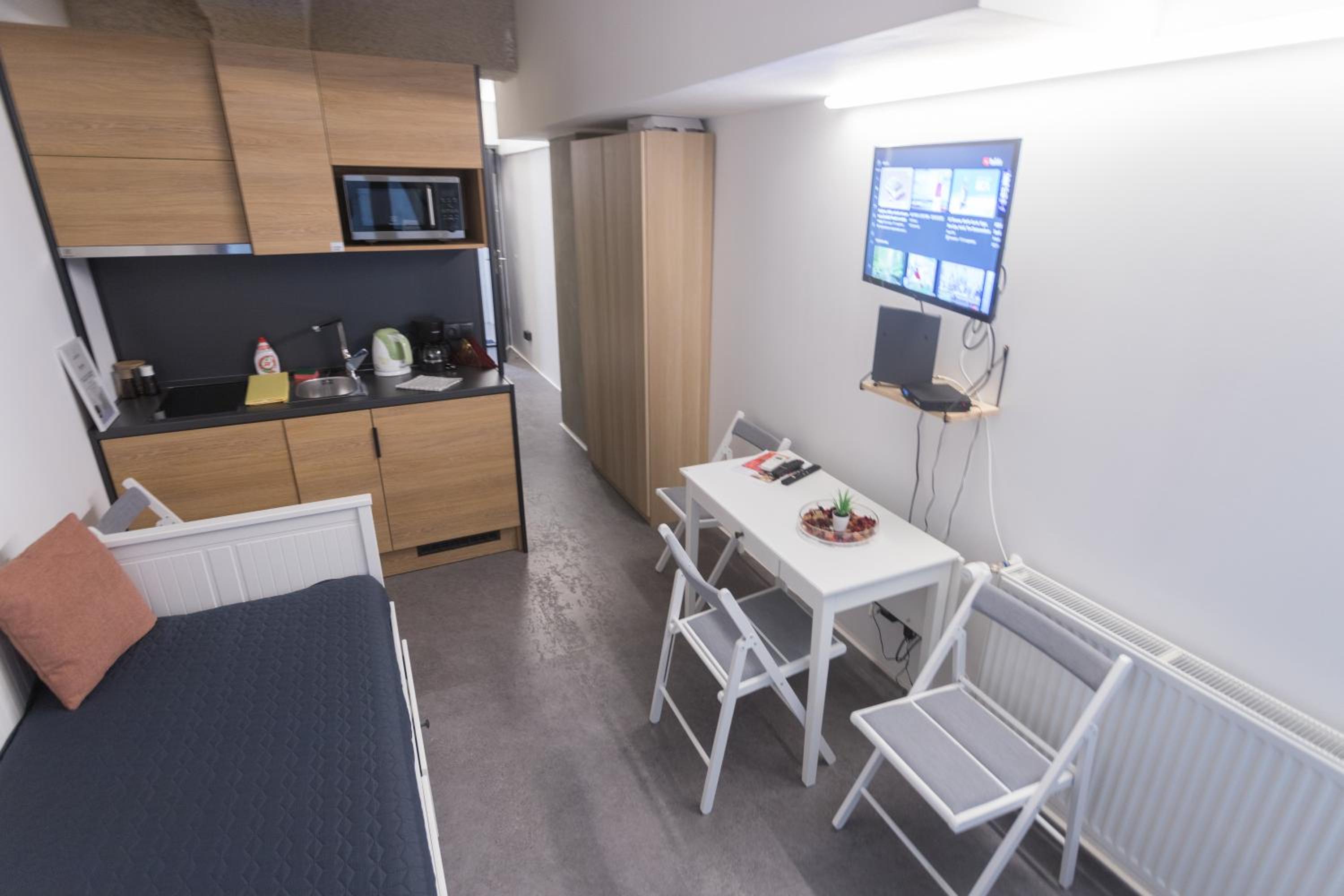 Peaceful Basement Apartment with Terrace & free GYM