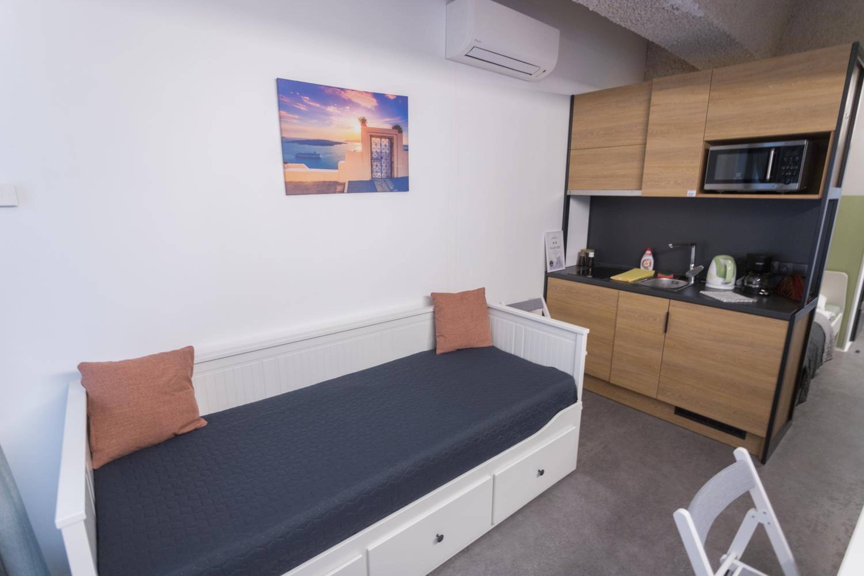 Peaceful Basement Apartment with Terrace & free GYM