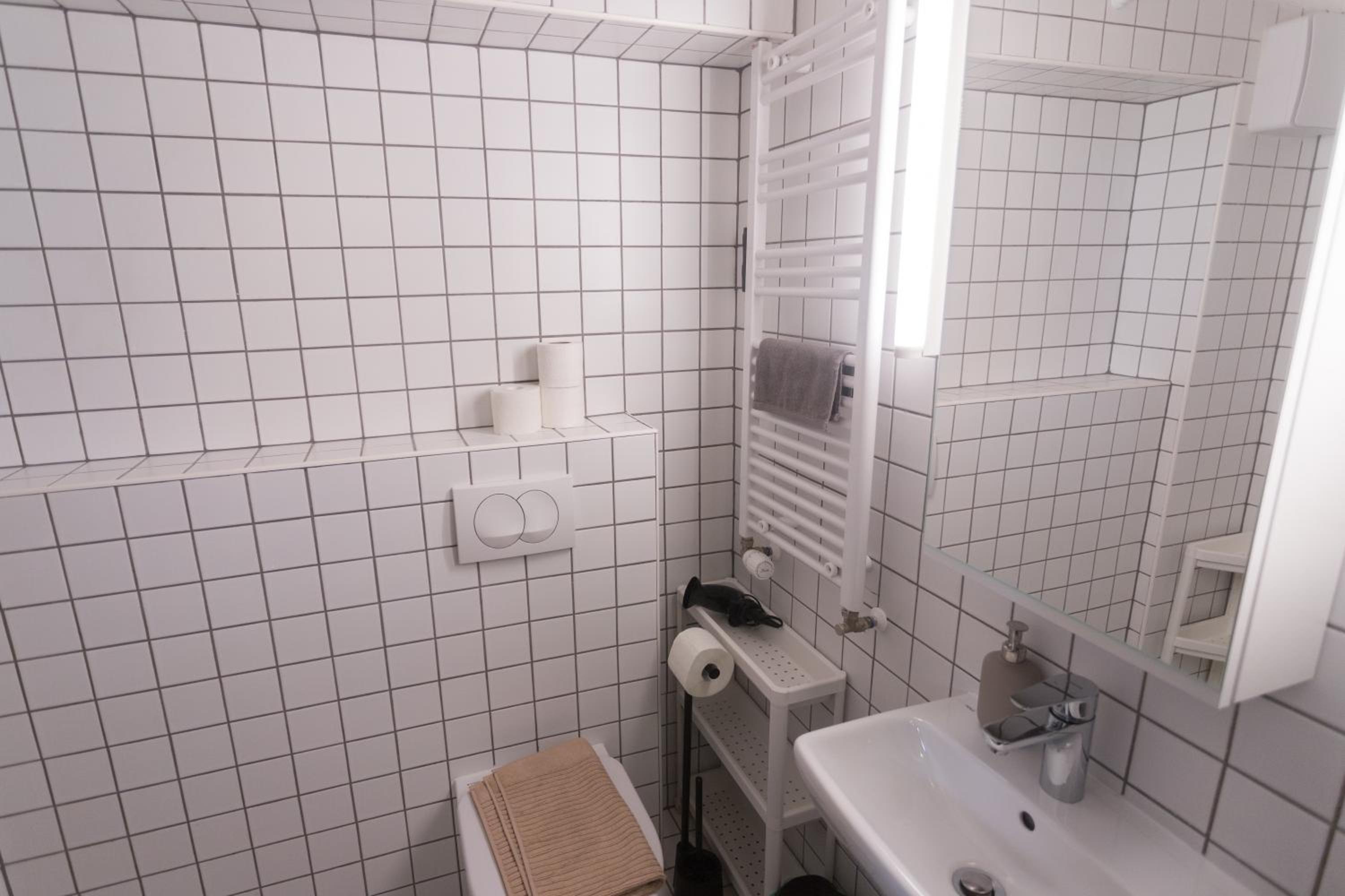 Peaceful Basement Apartment with Terrace & free GYM