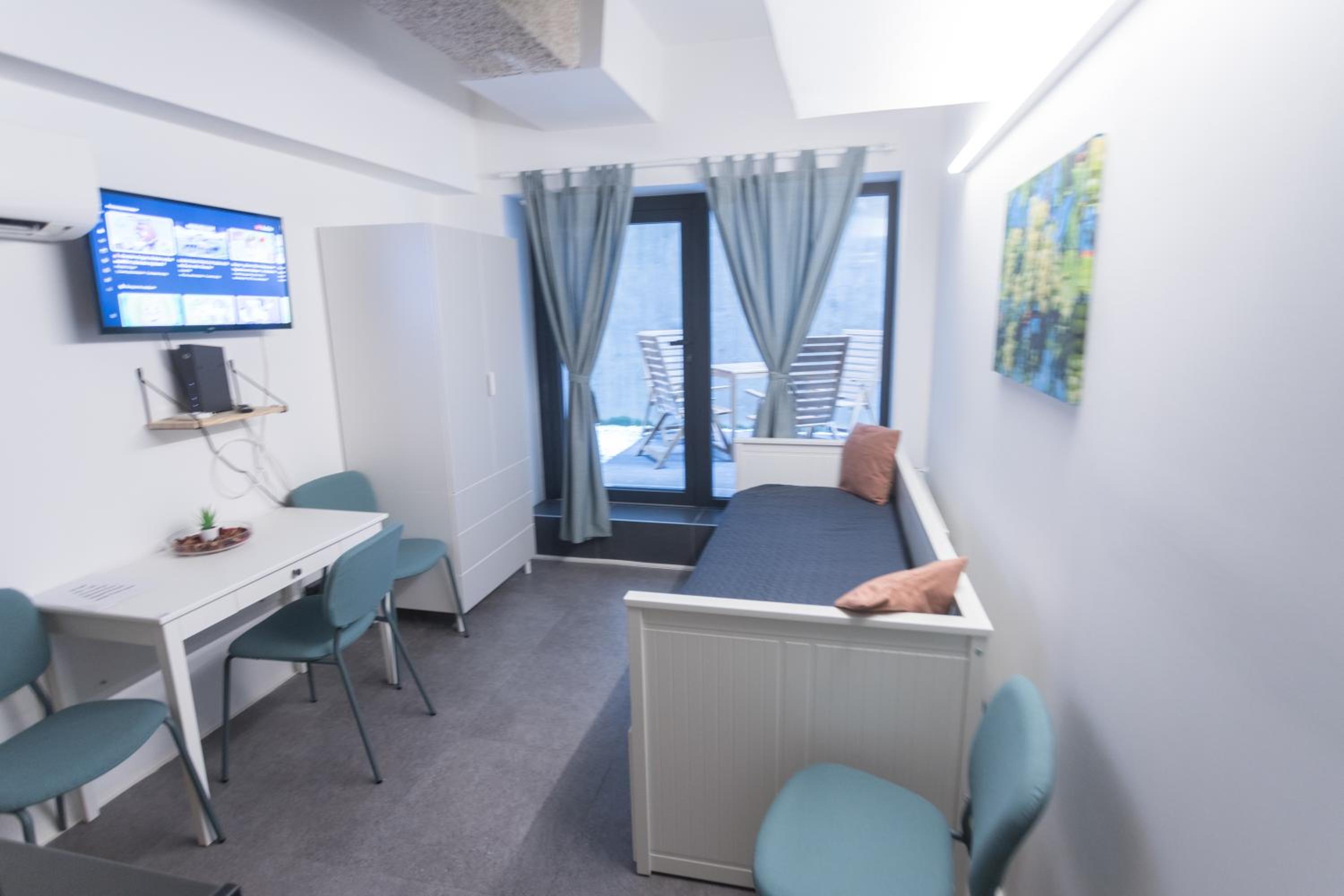 Peaceful Basement Apartment with Terrace & free GYM