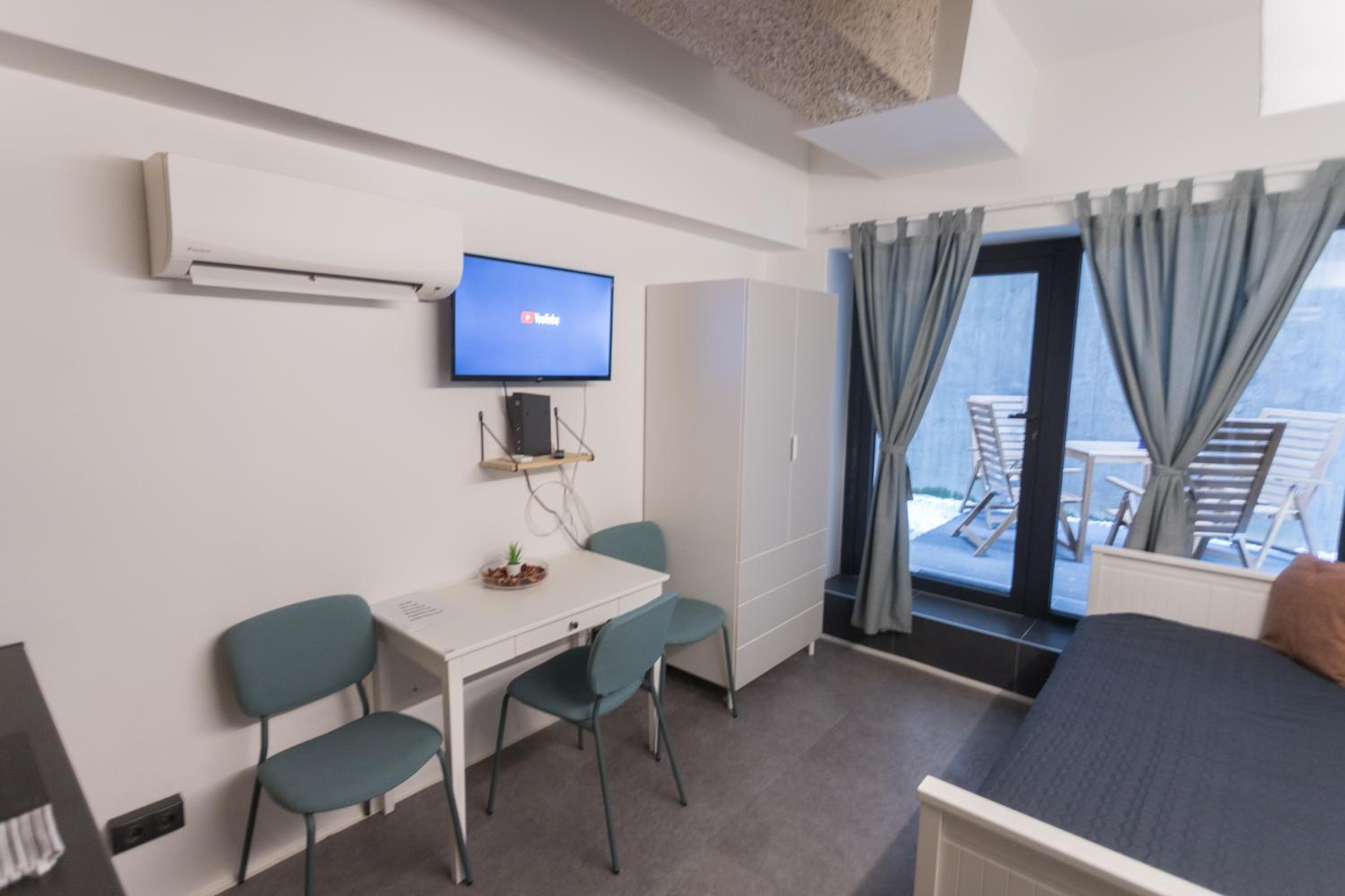 Peaceful Basement Apartment with Terrace & free GYM