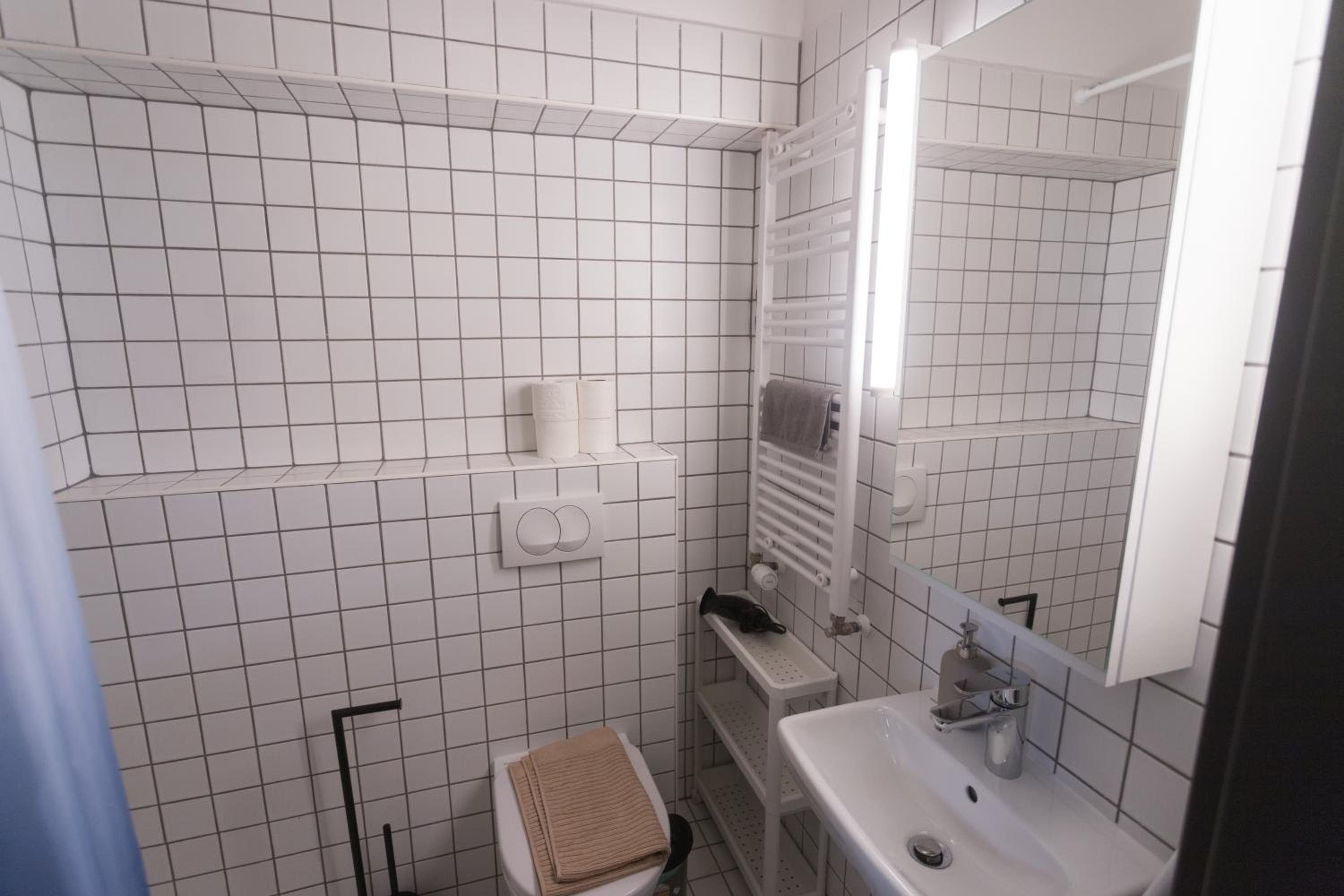Peaceful Basement Apartment with Terrace & free GYM