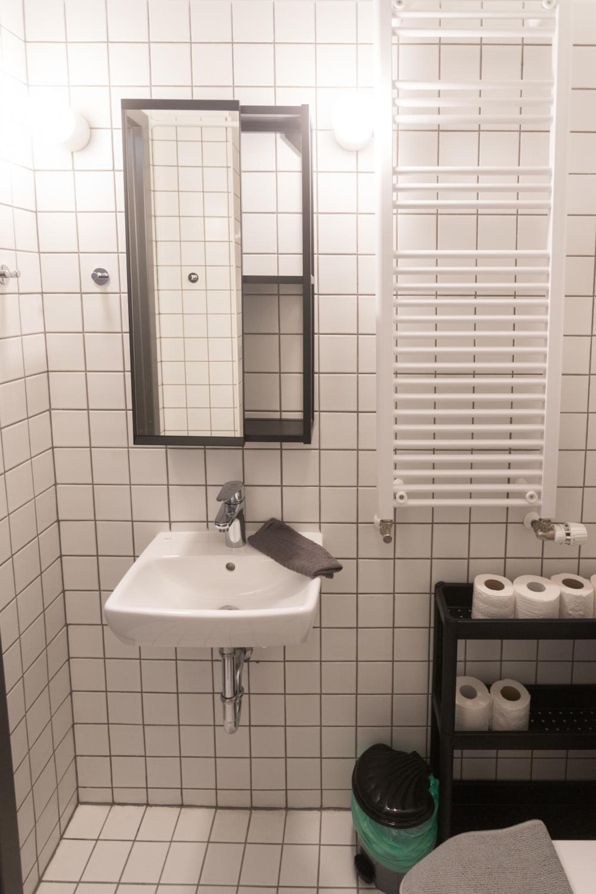 Peaceful Basement Apartment with Terrace & free GYM