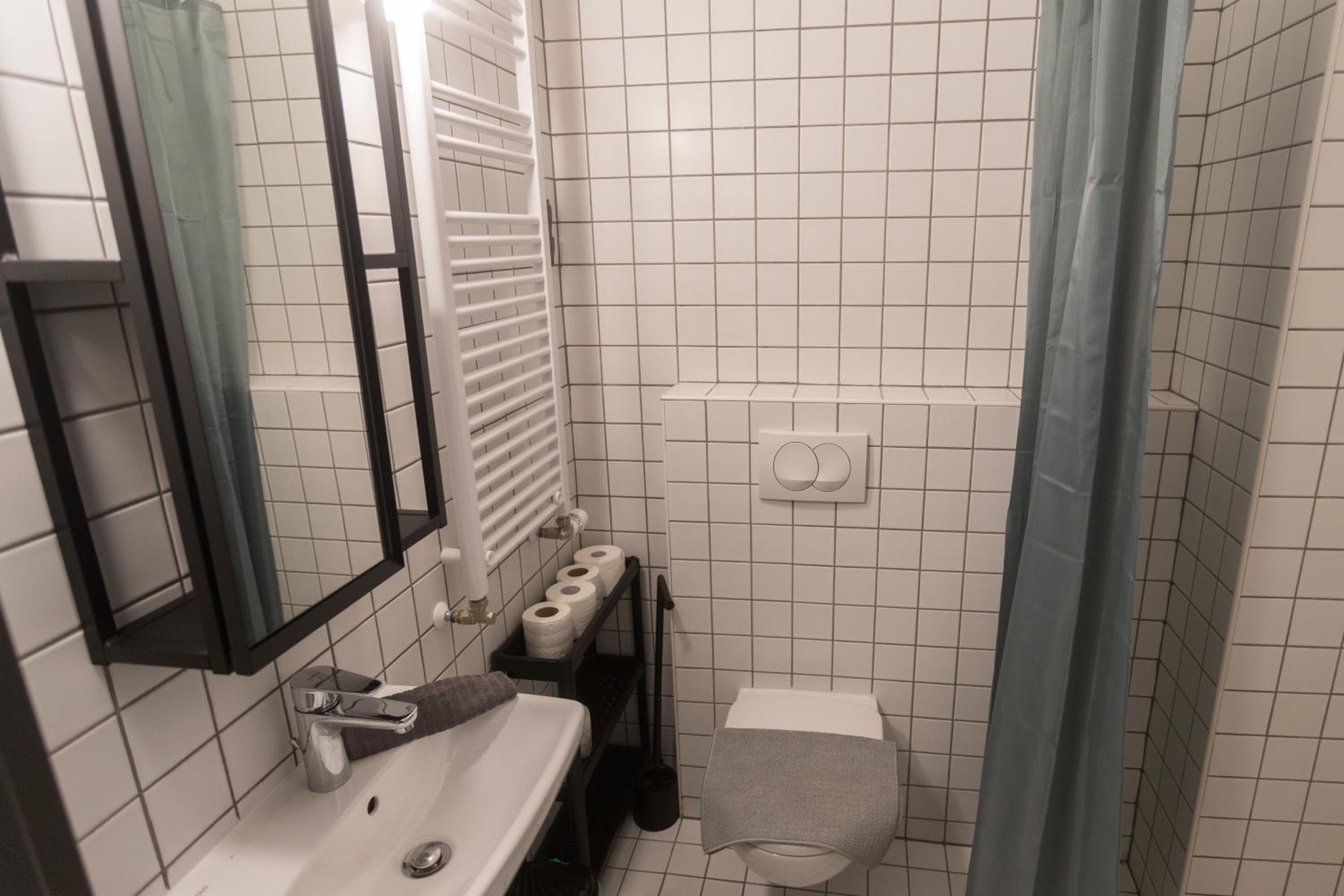 Peaceful Basement Apartment with Terrace & free GYM