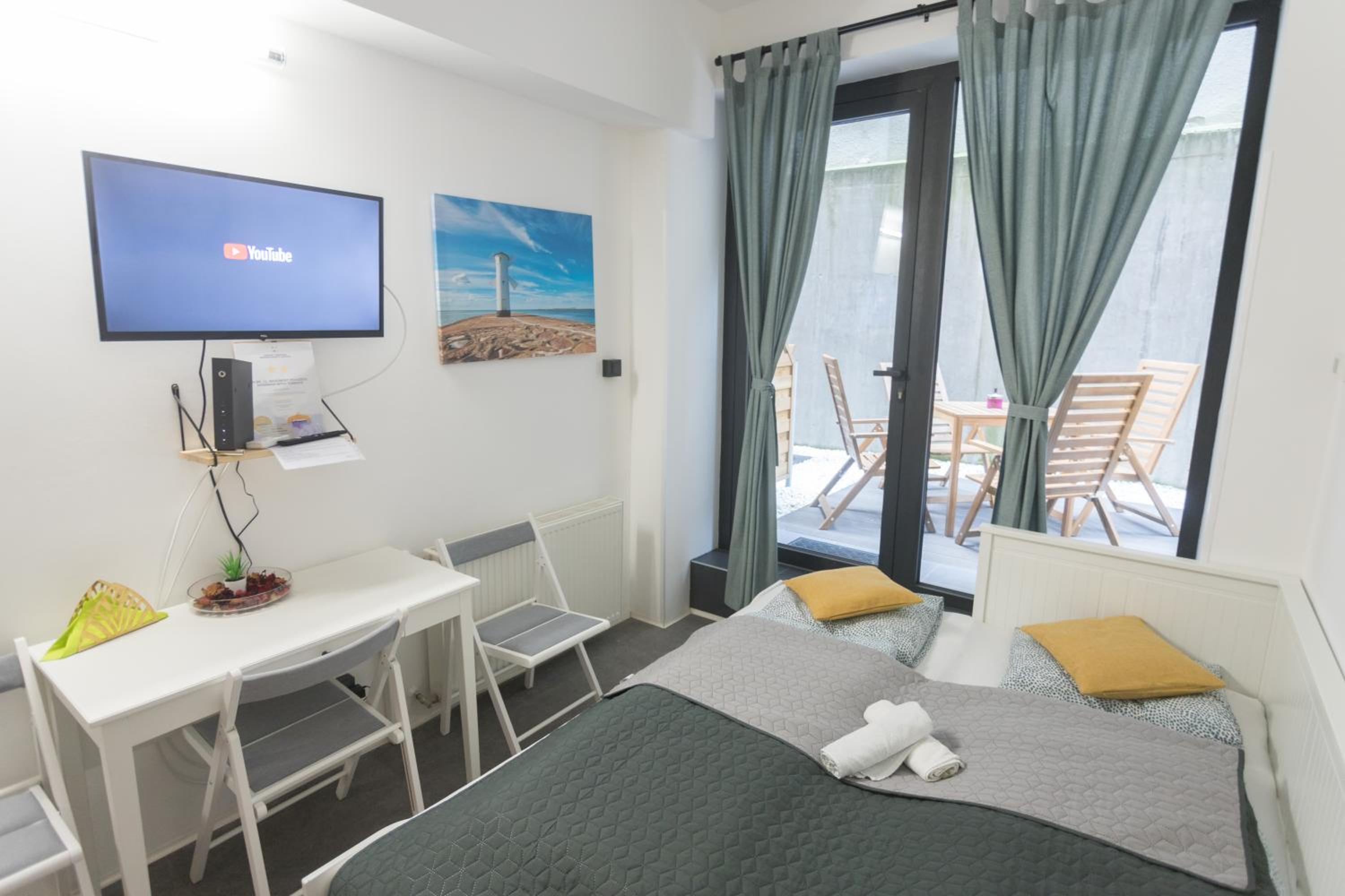 Peaceful Basement Apartment with Terrace & free GYM