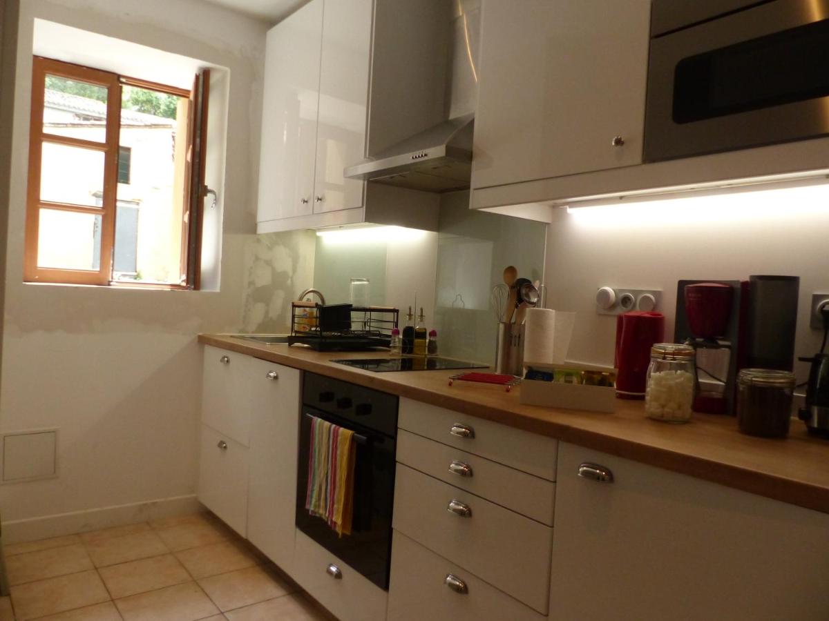 Chez Jean - Newly renovated air-conditioned flat at the foot of the ramparts, 4 people view 3