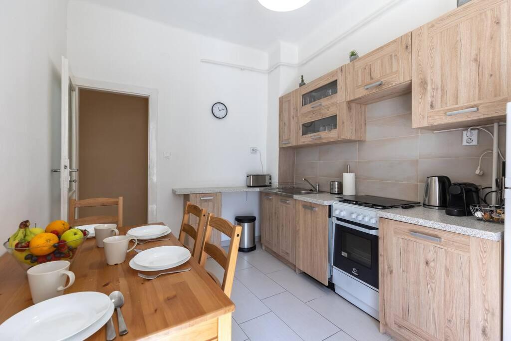 Best Location, Family friendly Panorama view by NW Apartments view 5