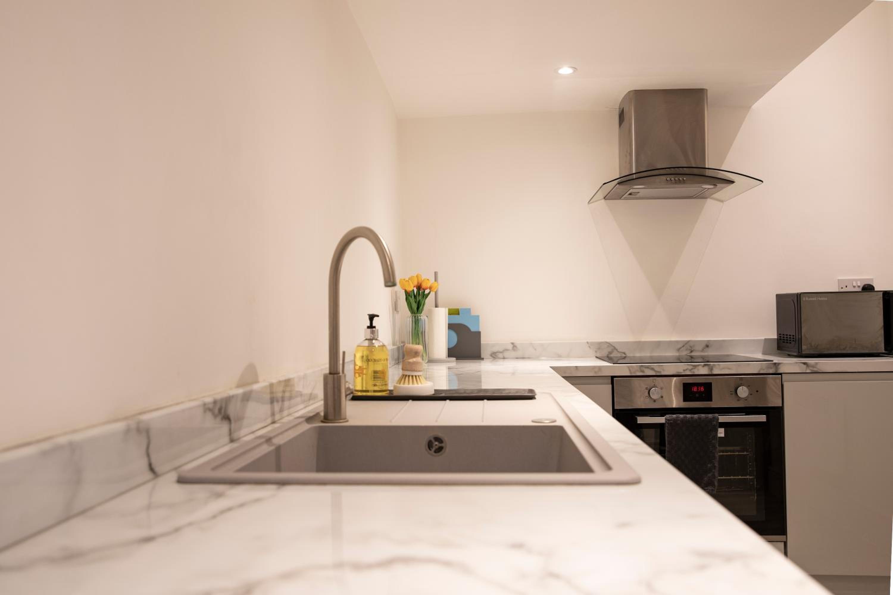 #5 Stylish City Centre Apartment with High Ceilings near Hull New Theatre view 2