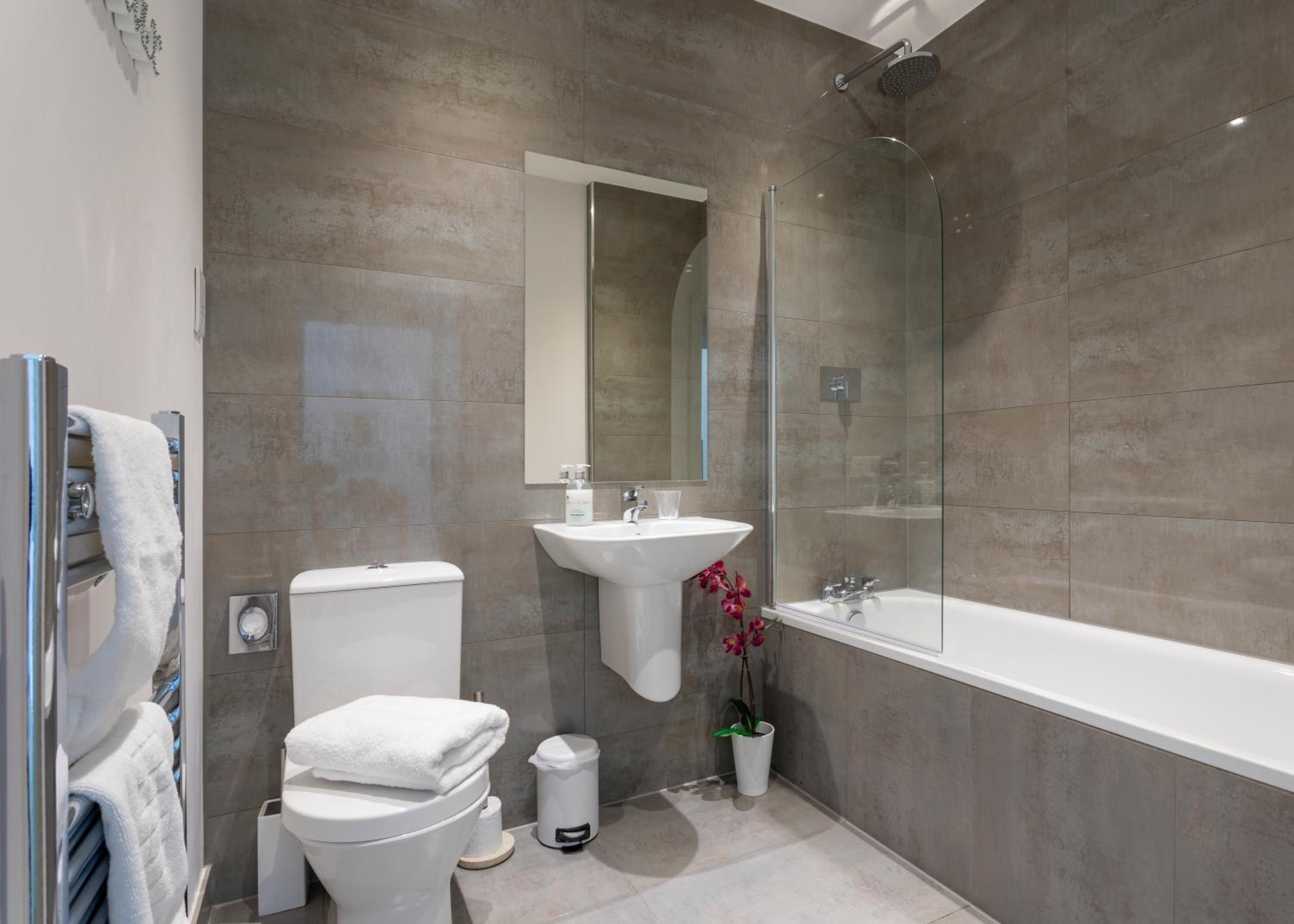 1 Bed Apartment - Redhill Central, Surrey, Gatwick #3 view 4