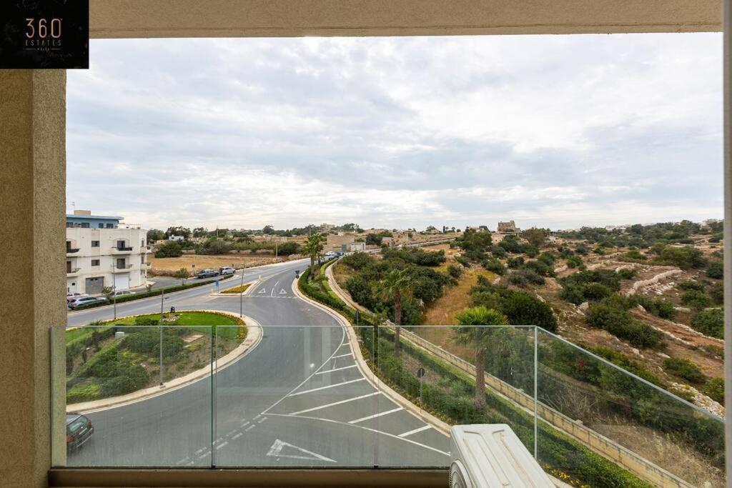 Designer 3BR home, w/ lovely green views & WIFI by 360 Estates photo 5