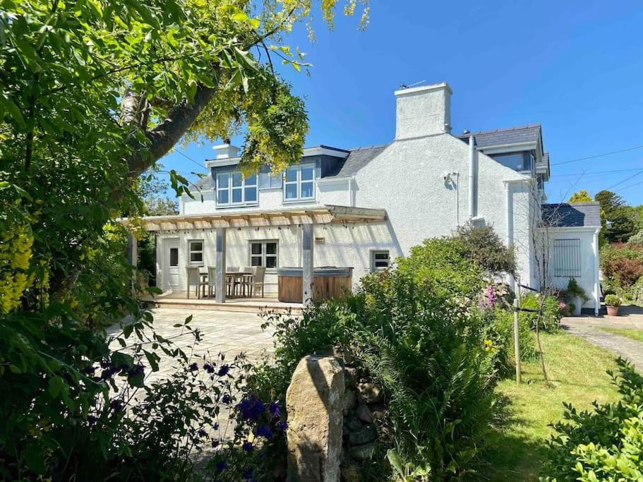 Delightful 3 bed cottage with hot tub & sea views. view 2