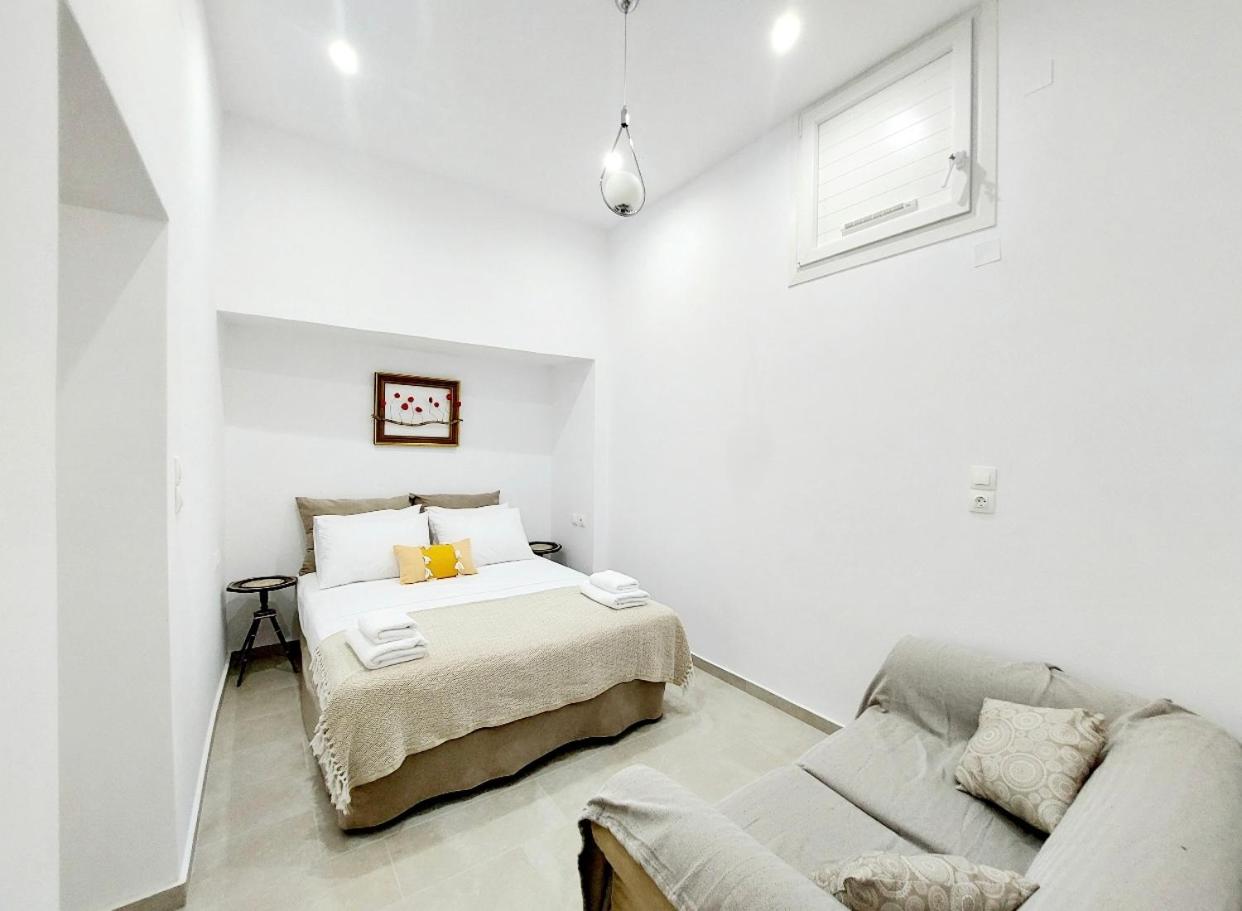 LOR apparemment in center of Adamas photo 2