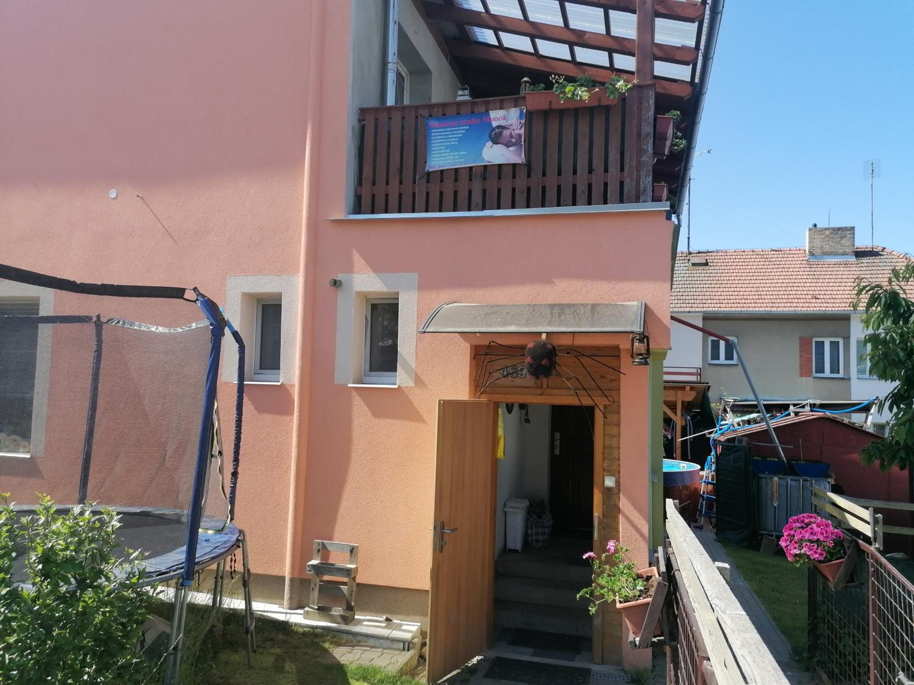 Rodinný půldomek s vybavením a bazenem