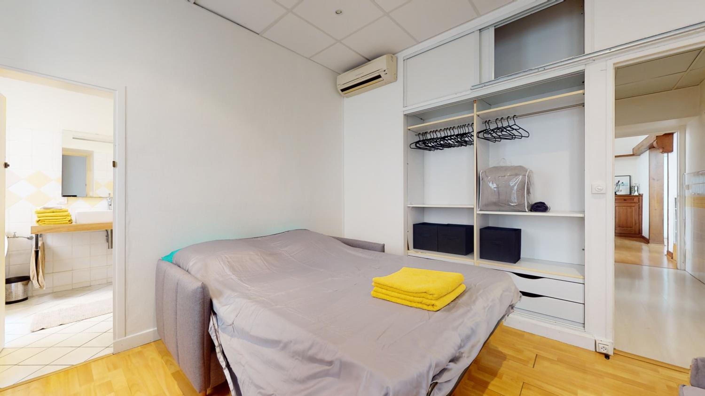 Charming 2 Bedroom Haven Steps Away from Prince's Palace view 3