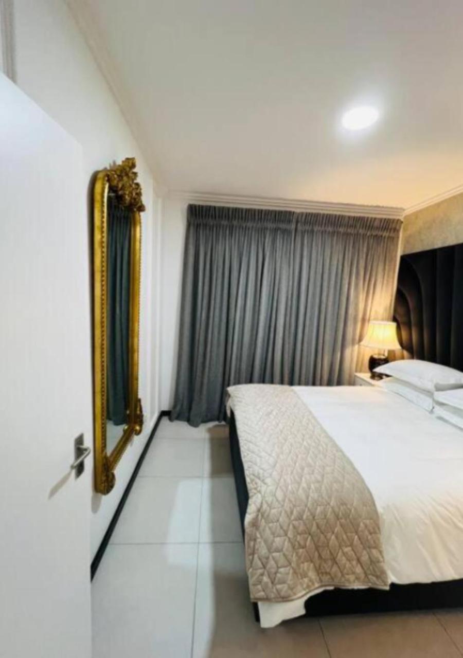 The Henlee Apartment on Ventura view 5