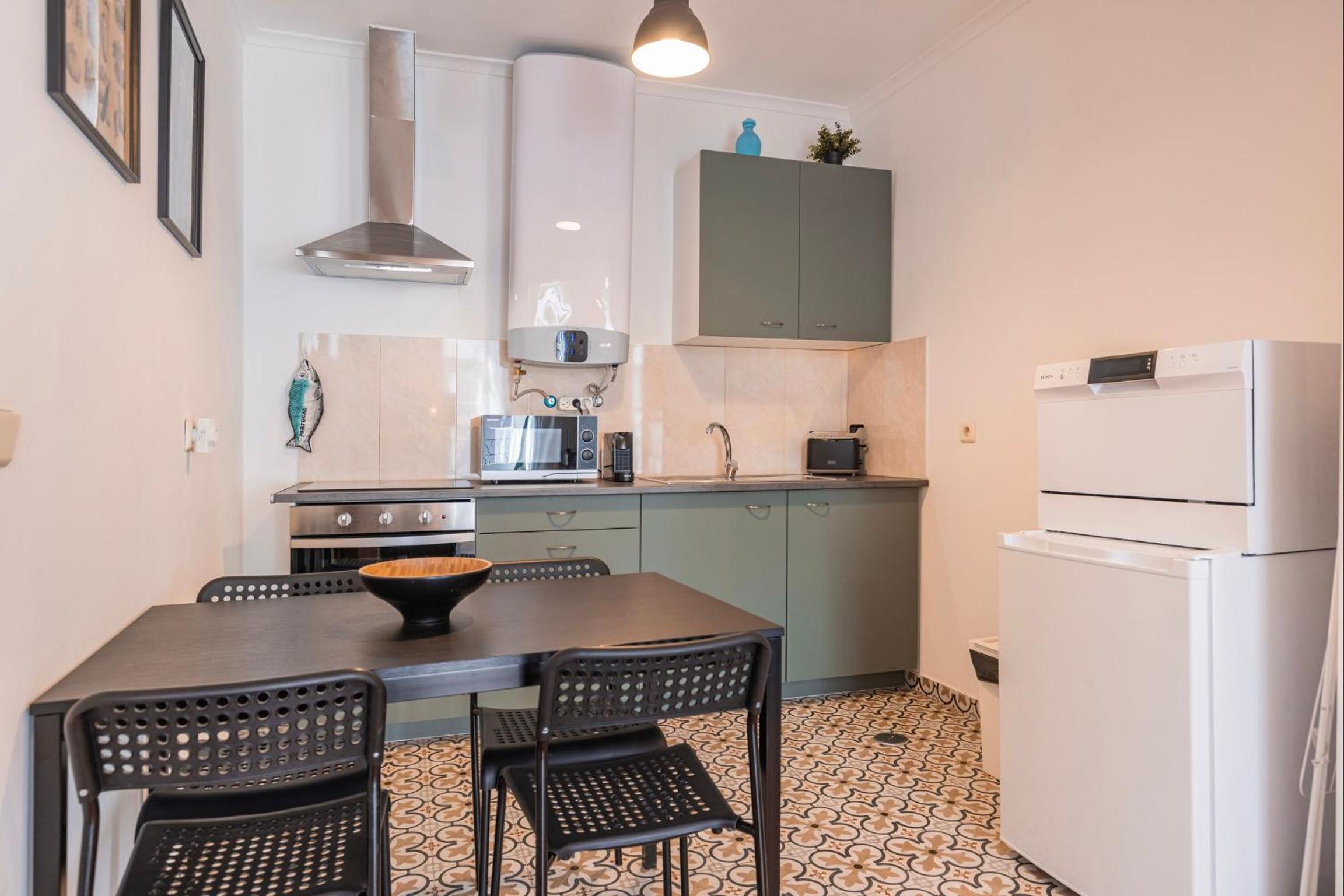 Classy and Charming Apartment by LovelyStay view 3