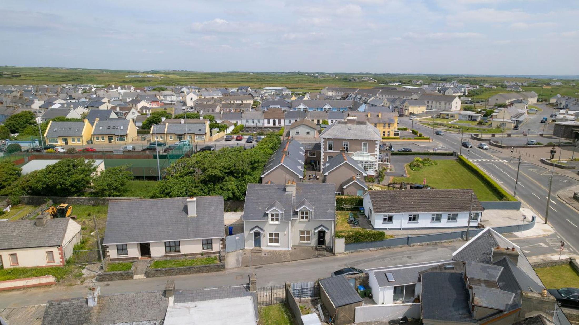 Kilkee Townhouse by Trident Holiday Homes