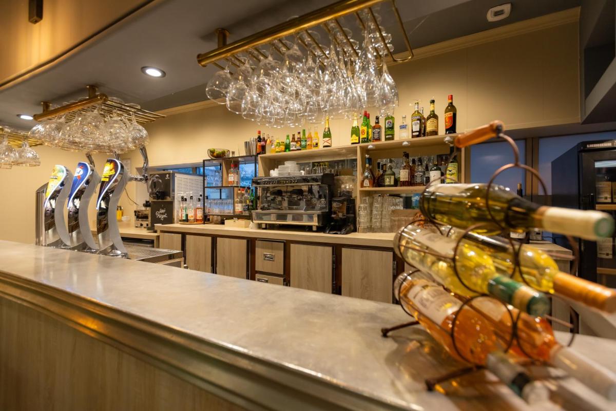 bar